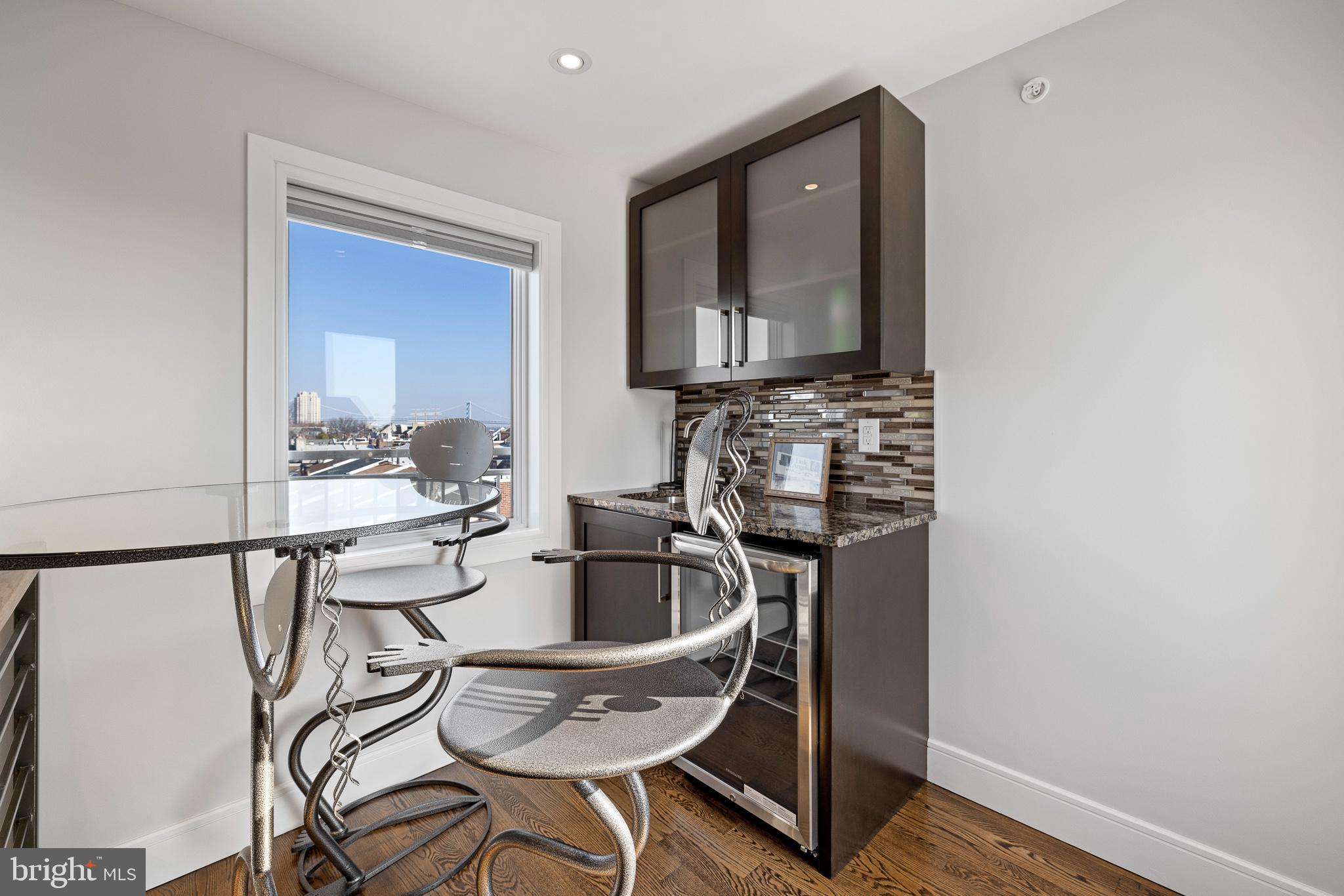 QUEEN VILLAGE - Residential