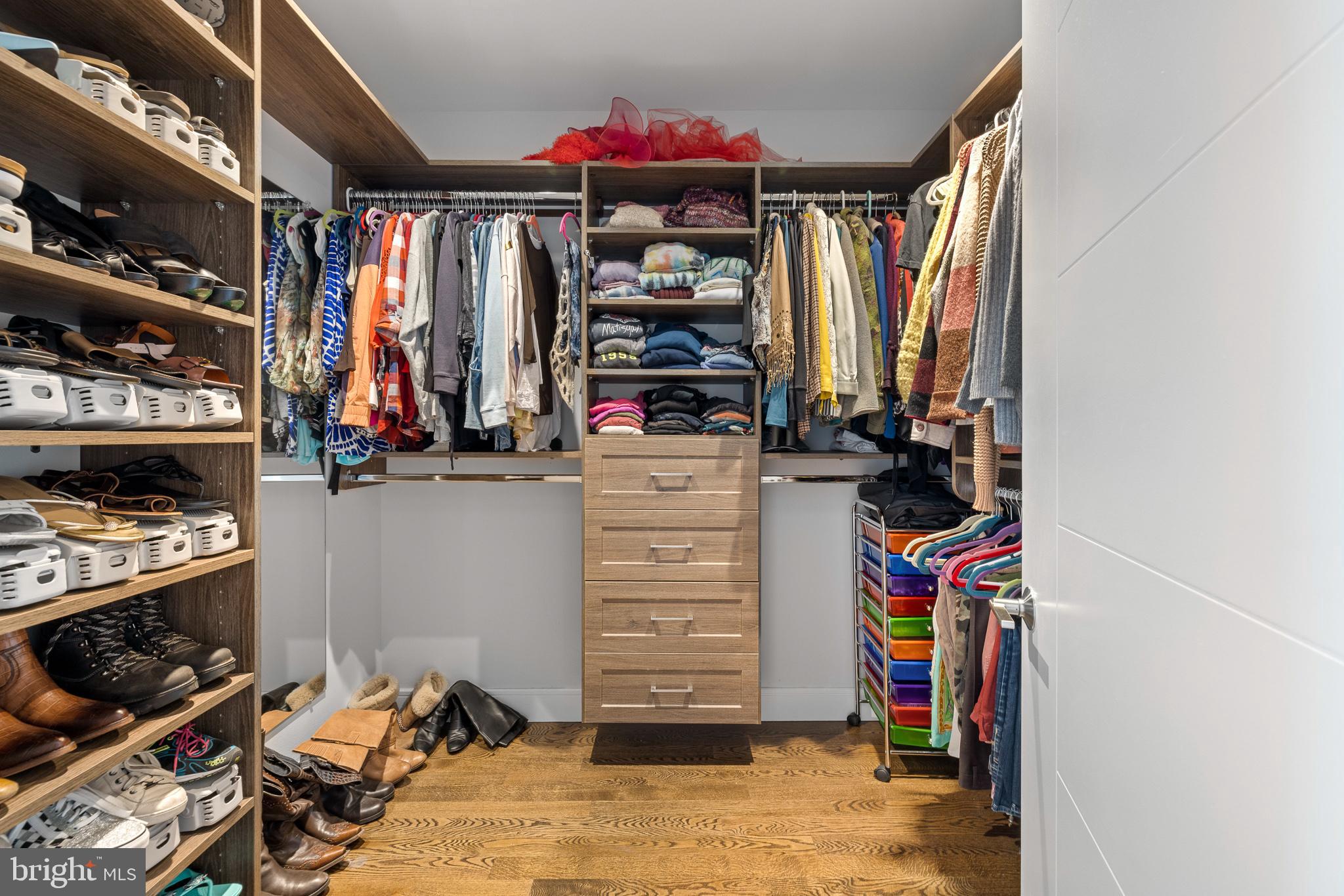 QUEEN VILLAGE - Residential