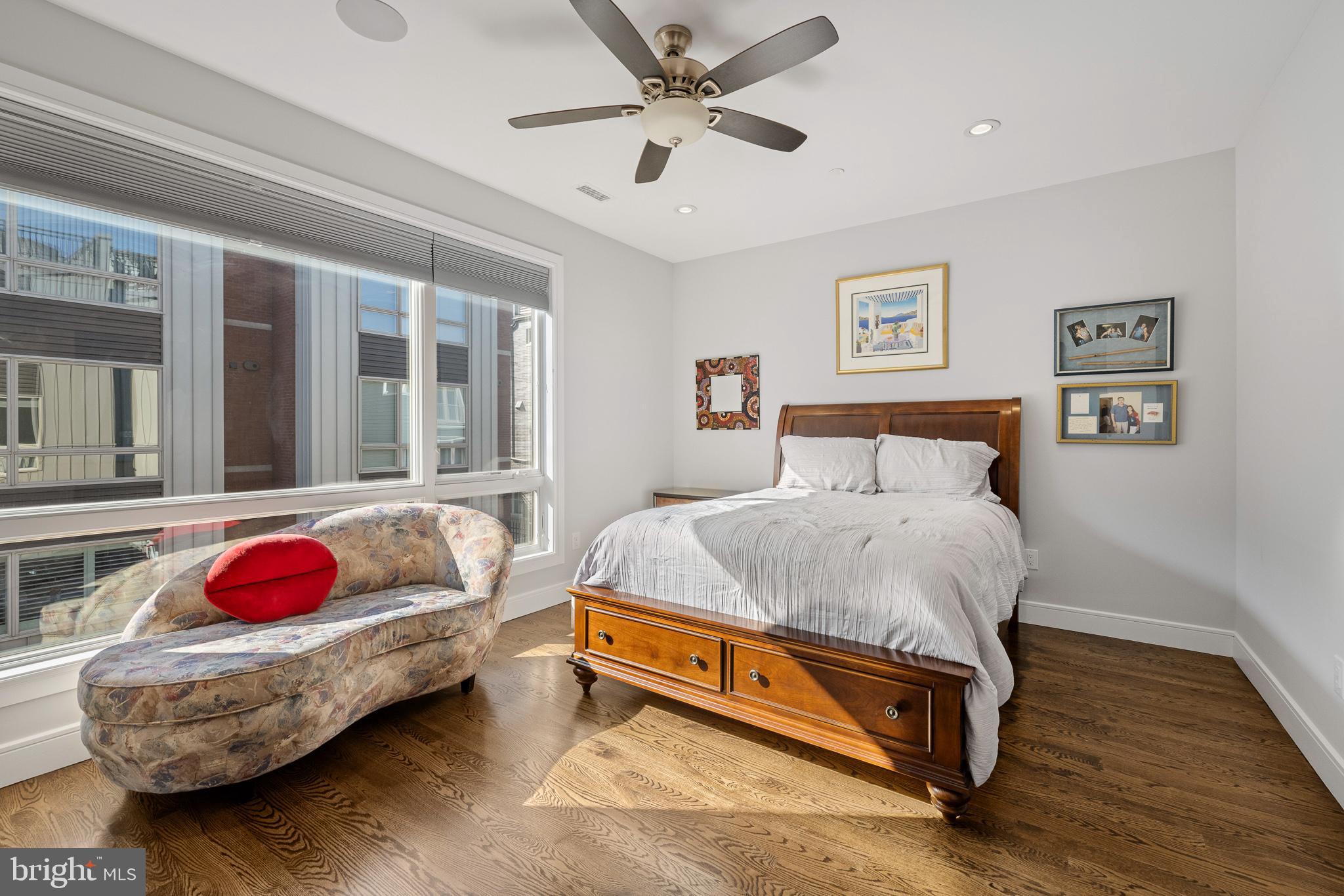 QUEEN VILLAGE - Residential