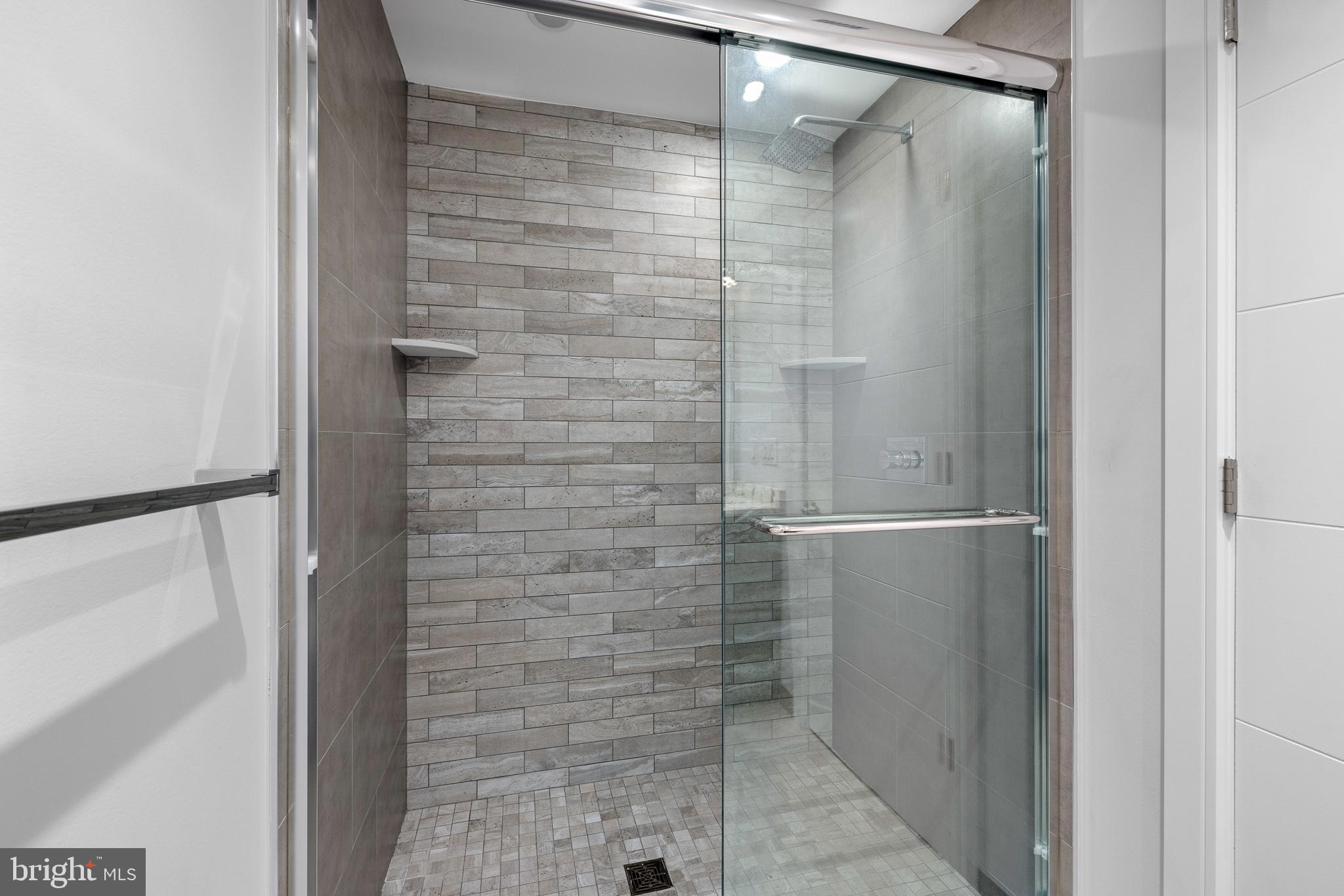 QUEEN VILLAGE - Residential