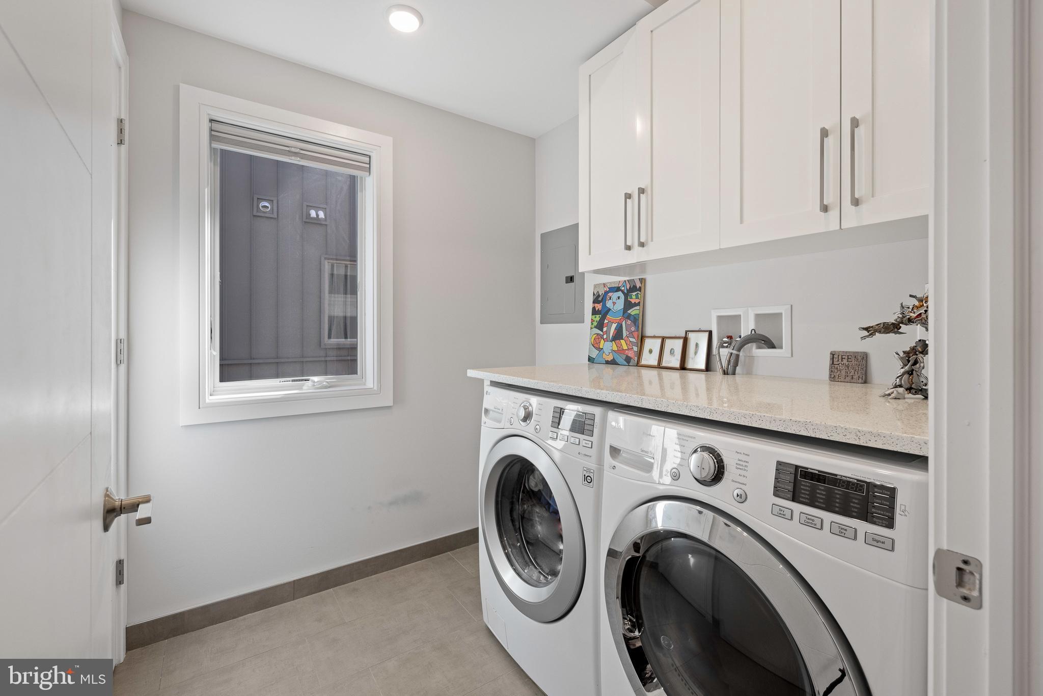 QUEEN VILLAGE - Residential