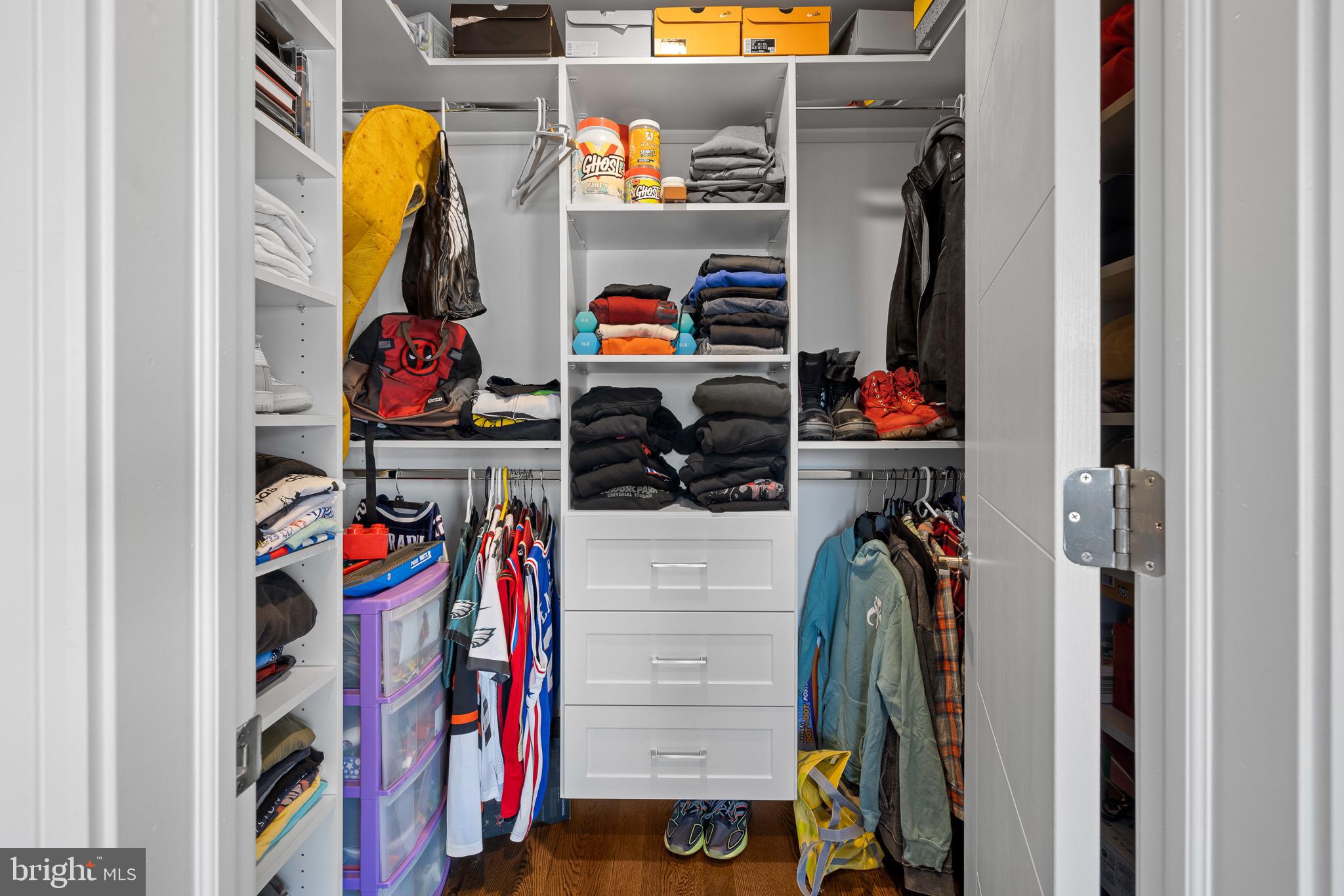 QUEEN VILLAGE - Residential