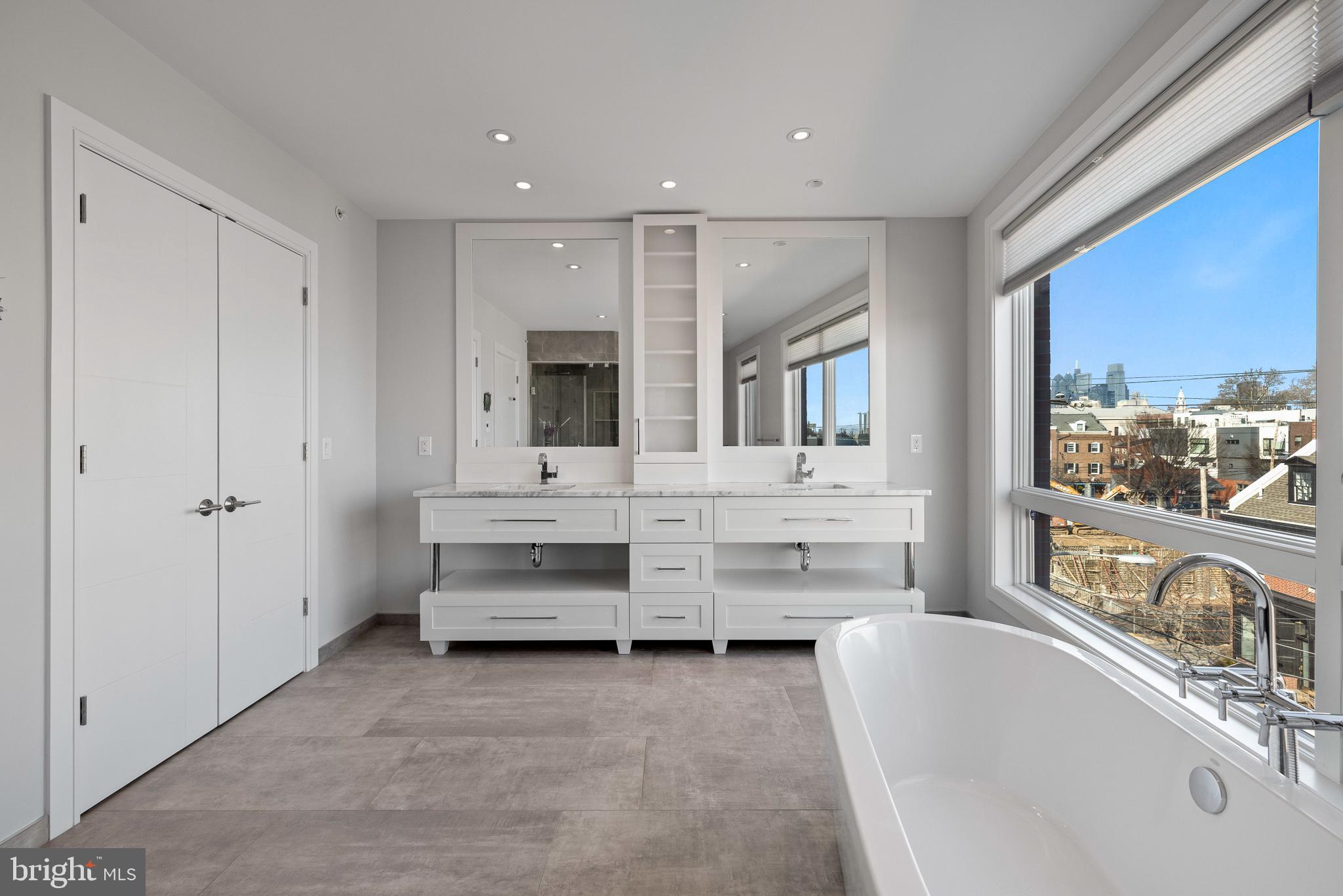 QUEEN VILLAGE - Residential