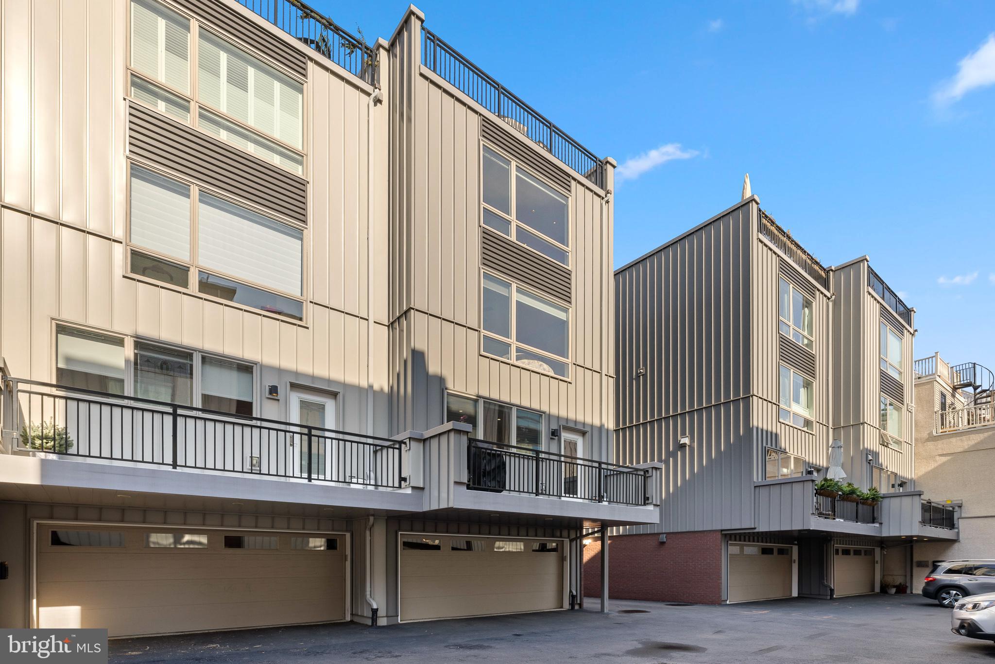 QUEEN VILLAGE - Residential