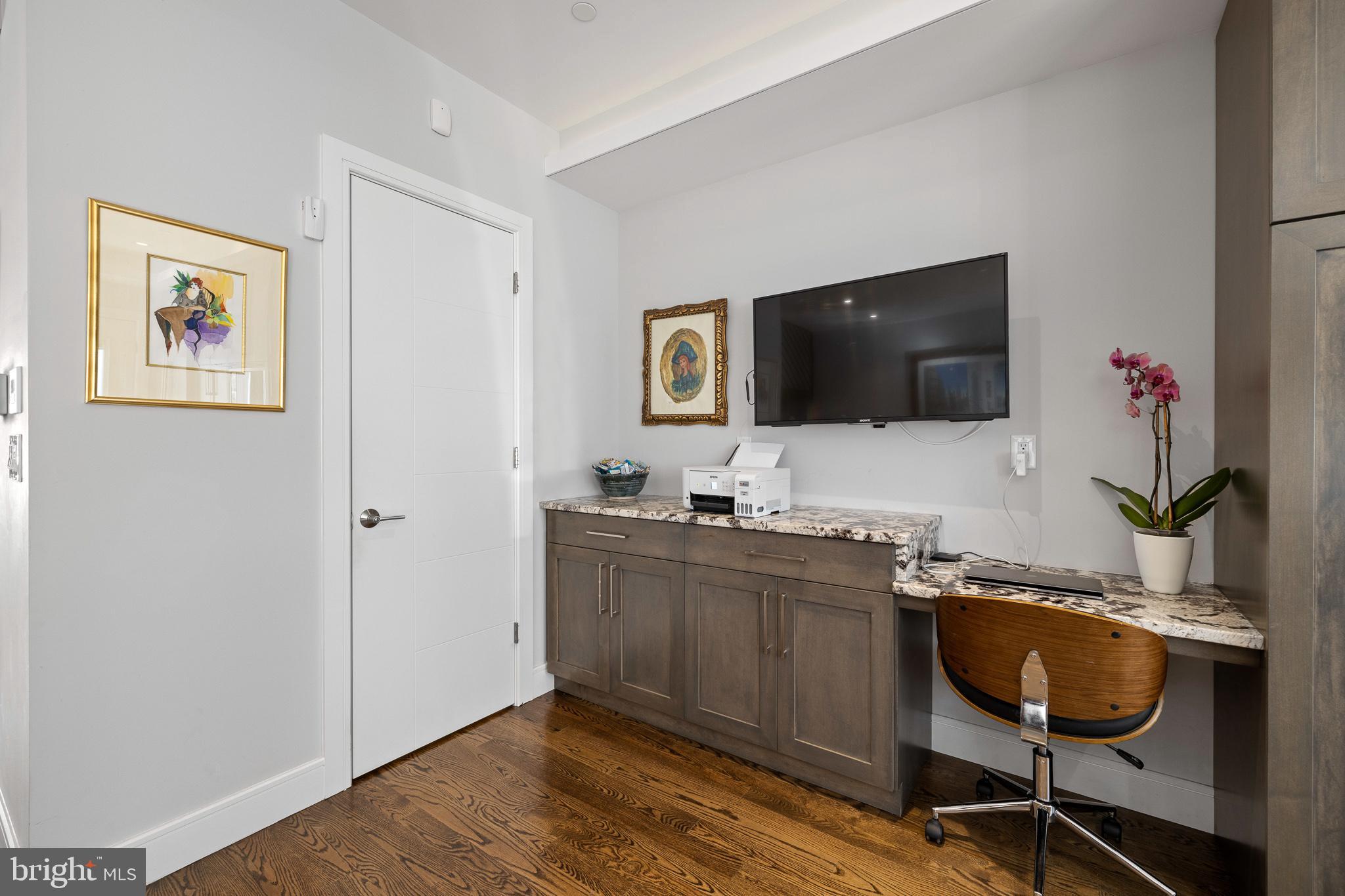 QUEEN VILLAGE - Residential