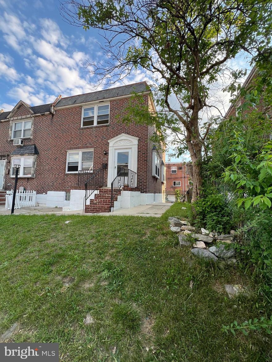 Quiet end row house with additional side yard and 3 windows. Newer Kitchen and bathroom. Half bath on the main floor. Newer waterproofed floor on 1st floor. ! car garage and super long rear parking on the back.
Freshly painted and new main power cable line. 
Would be your dream home...Come and see ...