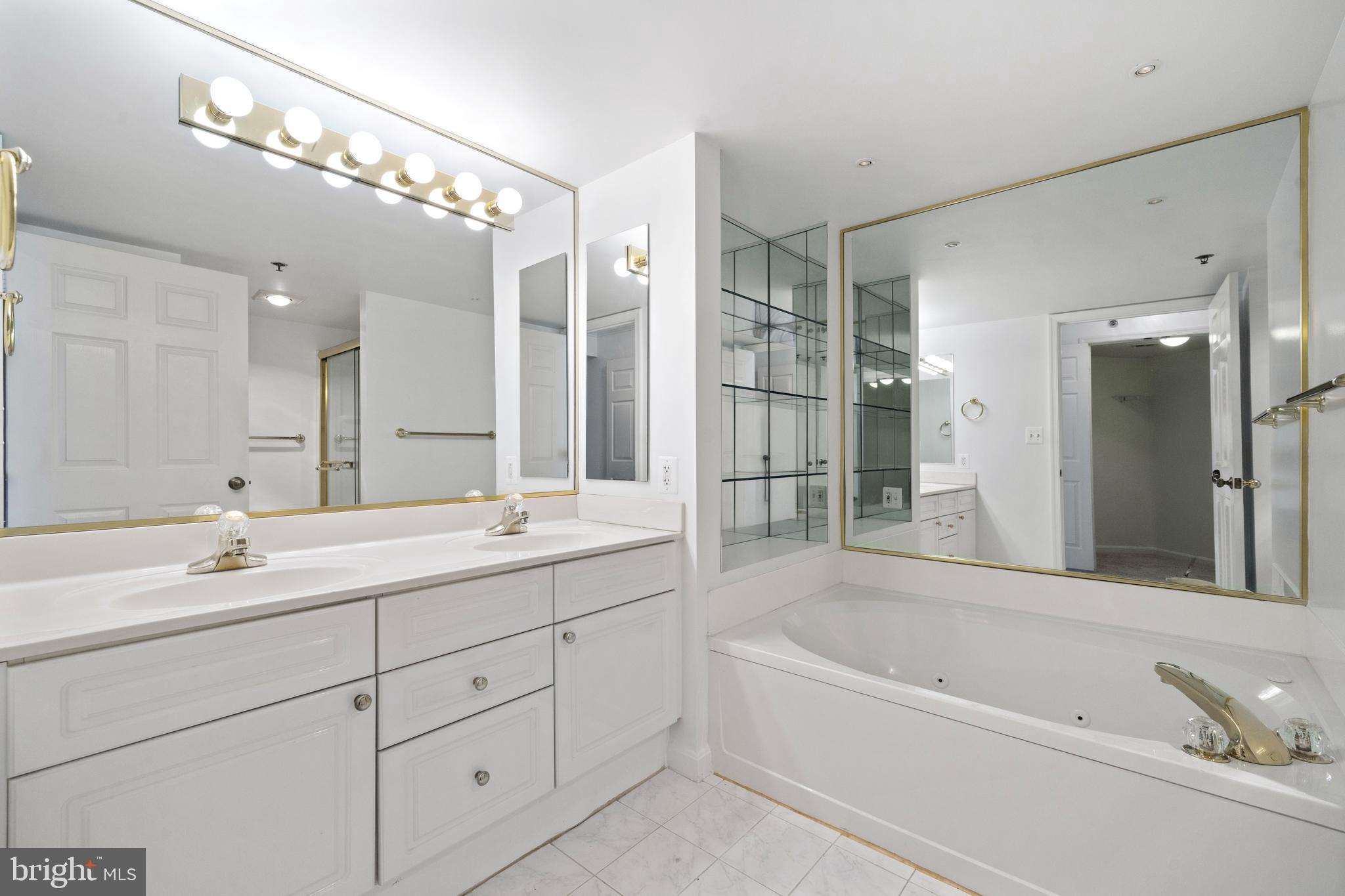 CARLYLE TOWERS CONDOMINIUM - Residential