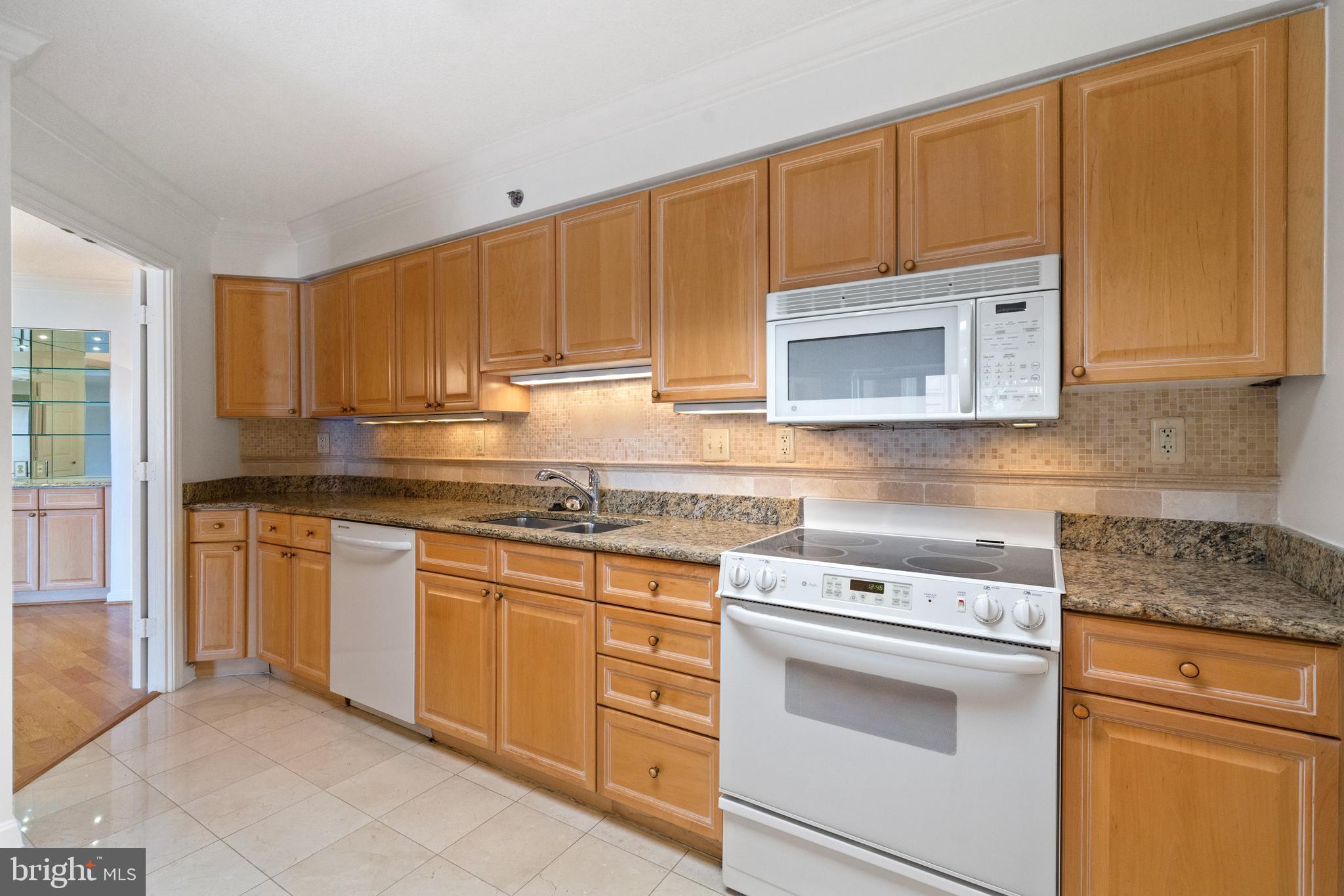 CARLYLE TOWERS CONDOMINIUM - Residential