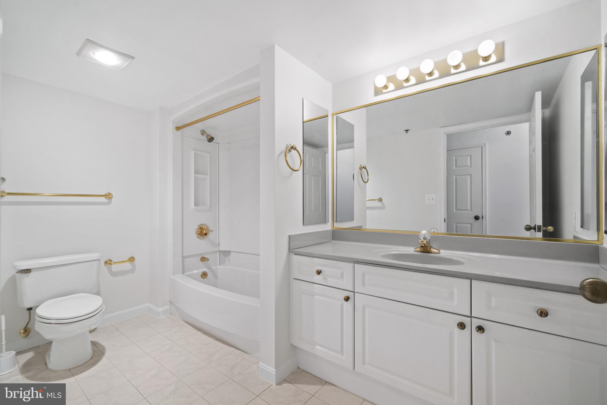 CARLYLE TOWERS CONDOMINIUM - Residential