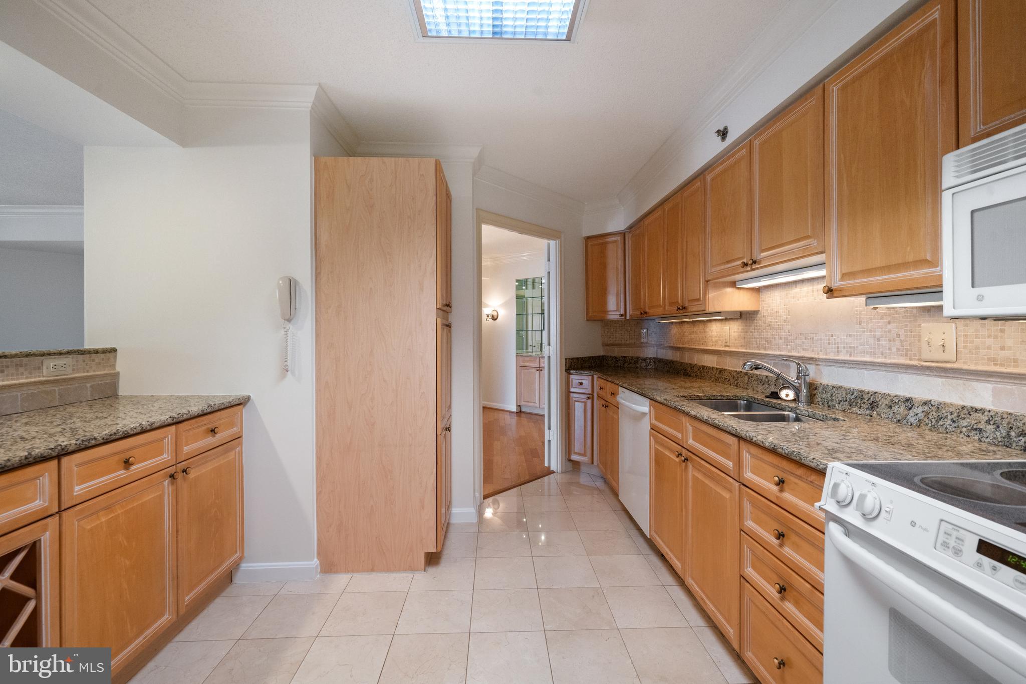 CARLYLE TOWERS CONDOMINIUM - Residential