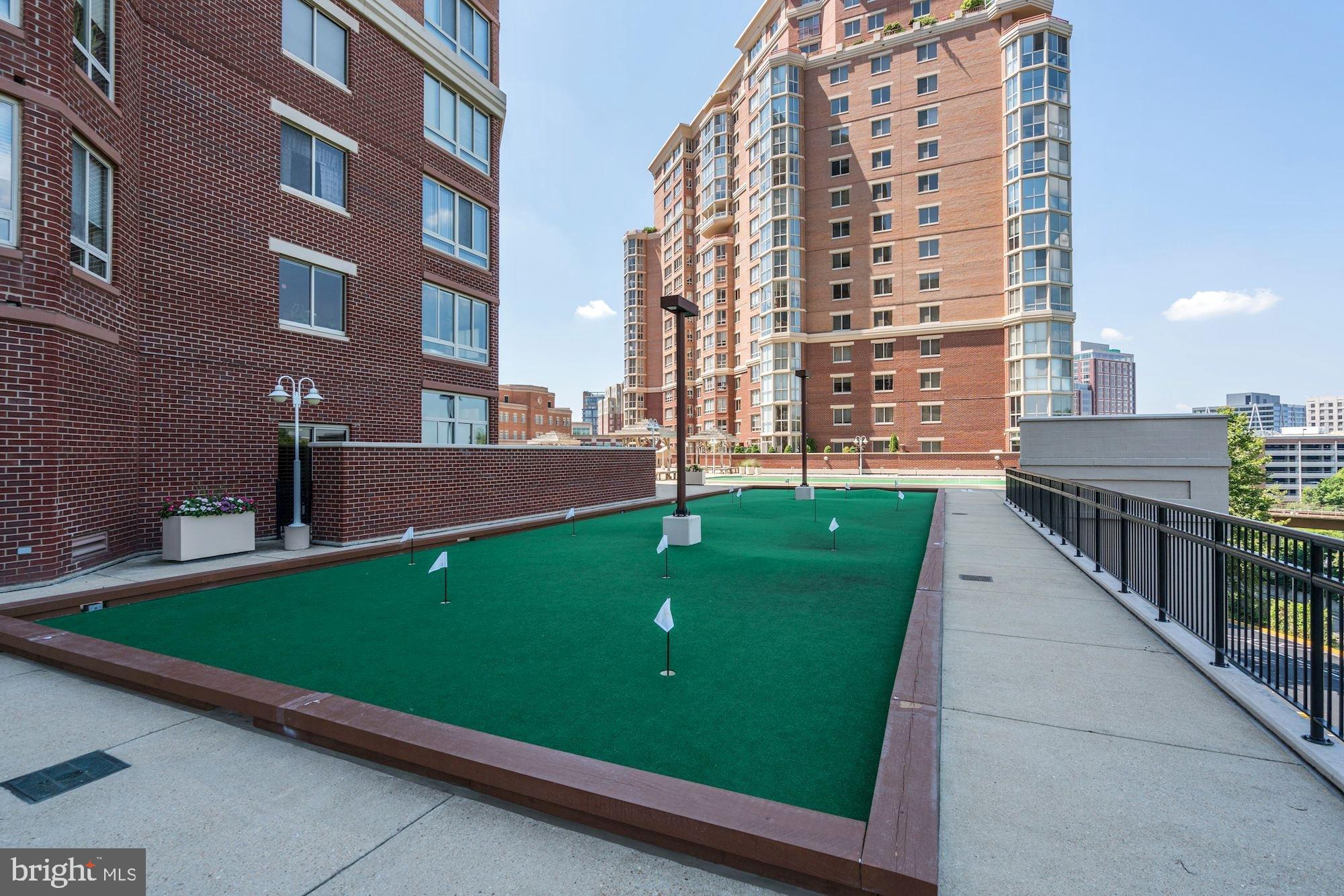 CARLYLE TOWERS CONDOMINIUM - Residential