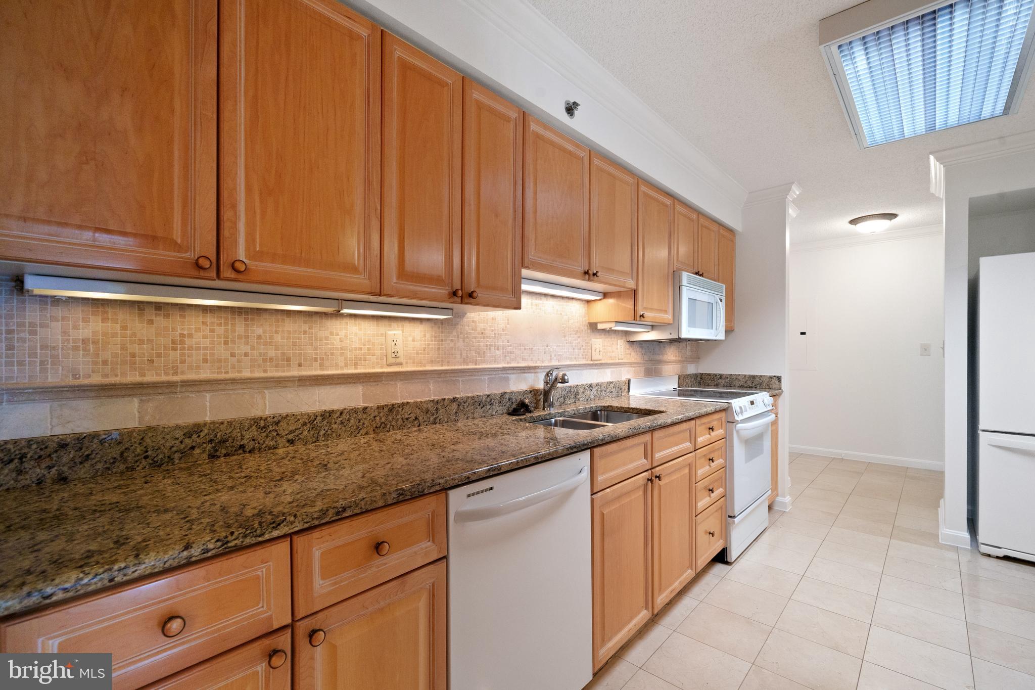 CARLYLE TOWERS CONDOMINIUM - Residential