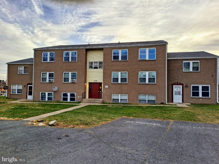 A third floor apartment with three bedrooms and one bathroom.  Has a balcony  over looking East Street. 
Freshly painted, new bathroom and new flooring.  Ready to move in! Laundry on the premises.