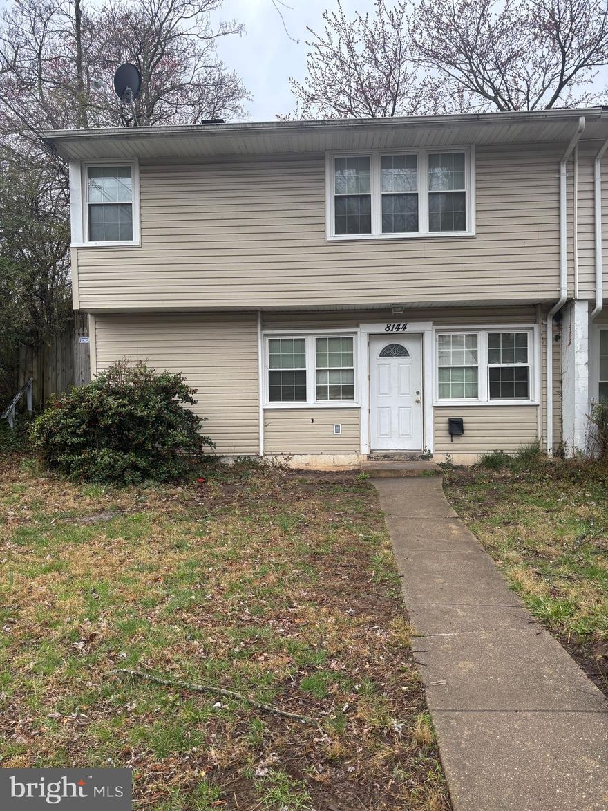 Hot Investment Opportunity & Perfect Starter Home!

Located in a highly sought-after area, this 3-bedroom, 1-bath townhome is an incredible opportunity for cash investors and first-time home buyers alike. Featuring a spacious, fully fenced-in yard, this property offers privacy and plenty of outdoor space for relaxing or entertaining.

Inside, you'll find a functional layout, a washer and dryer for added convenience, and room for upgrades to add your own personal touches. Whether you're looking to build equity or generate rental income, this property is a must-see.

Prime location with great appreciation potential
3 Bedrooms | 1 Full Bath
Fully Fenced-In Yard – Perfect for pets or outdoor gatherings
Ideal for investors or first-time buyers
Don't miss out on this high-demand property. Contact me today to schedule a showing.