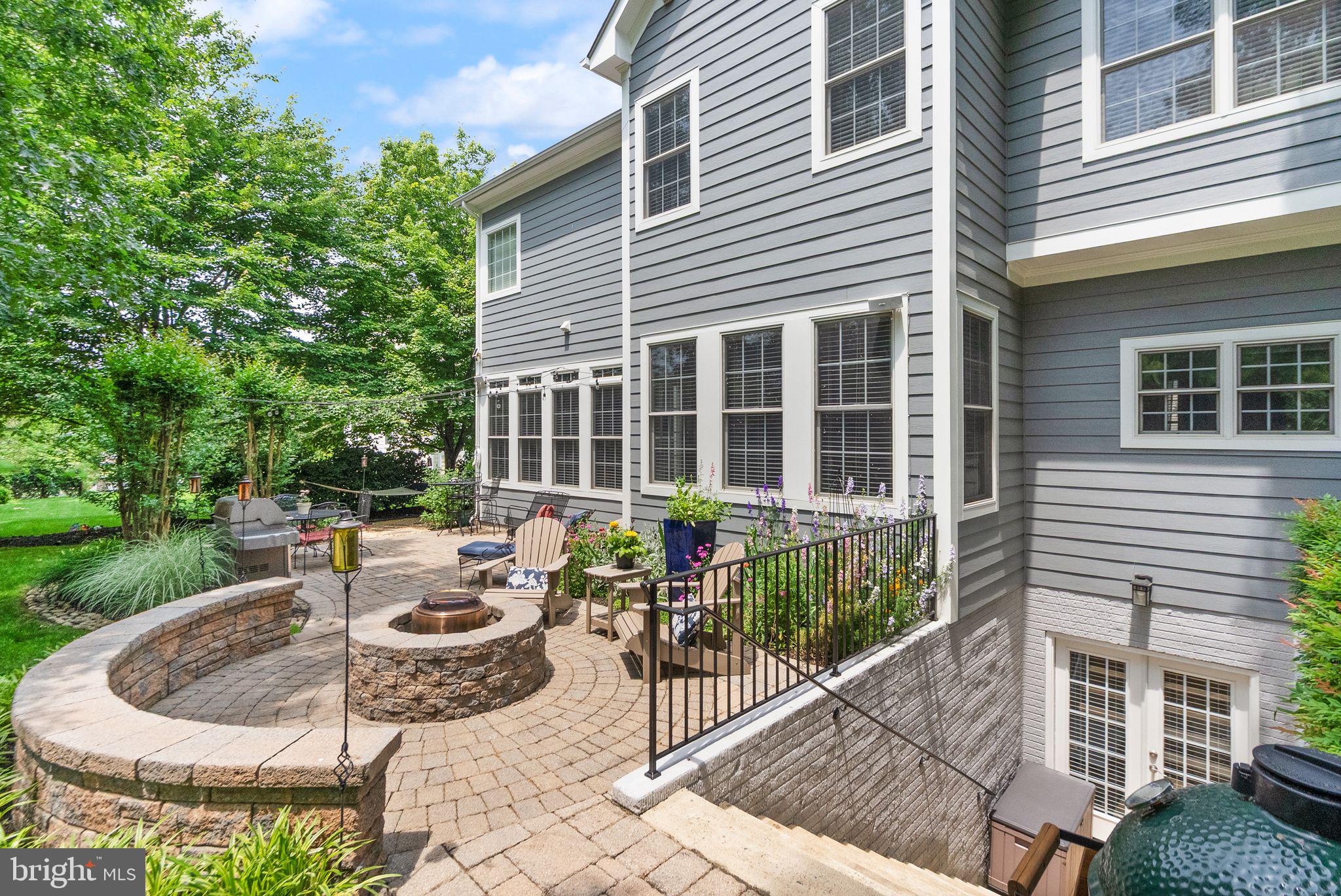 VILLAGE CASE - Residential