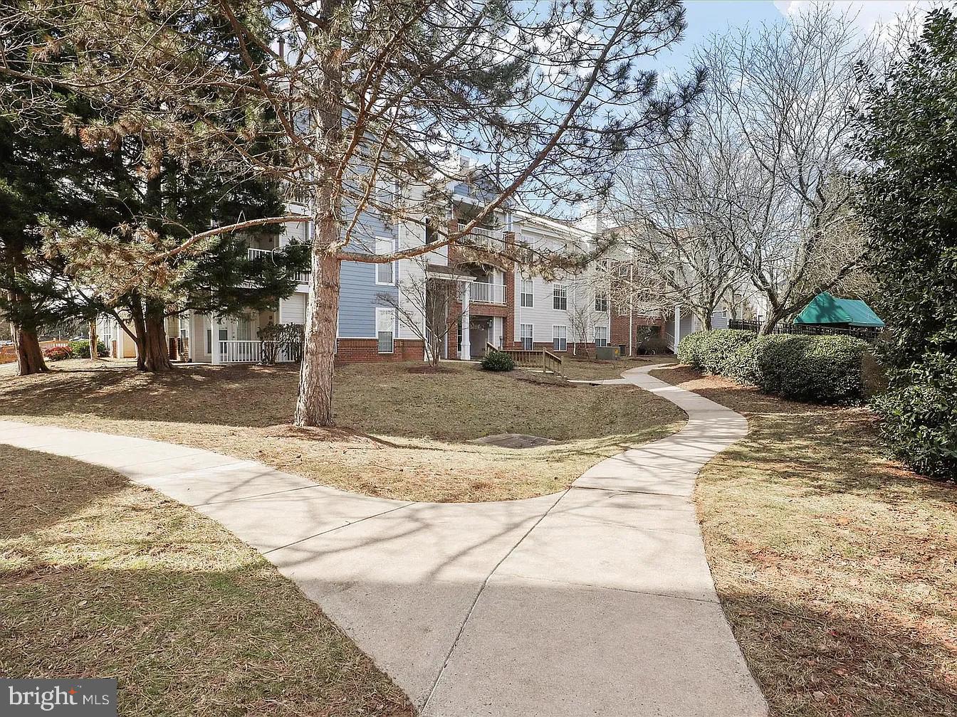 ASHBURN FARM - Residential Lease