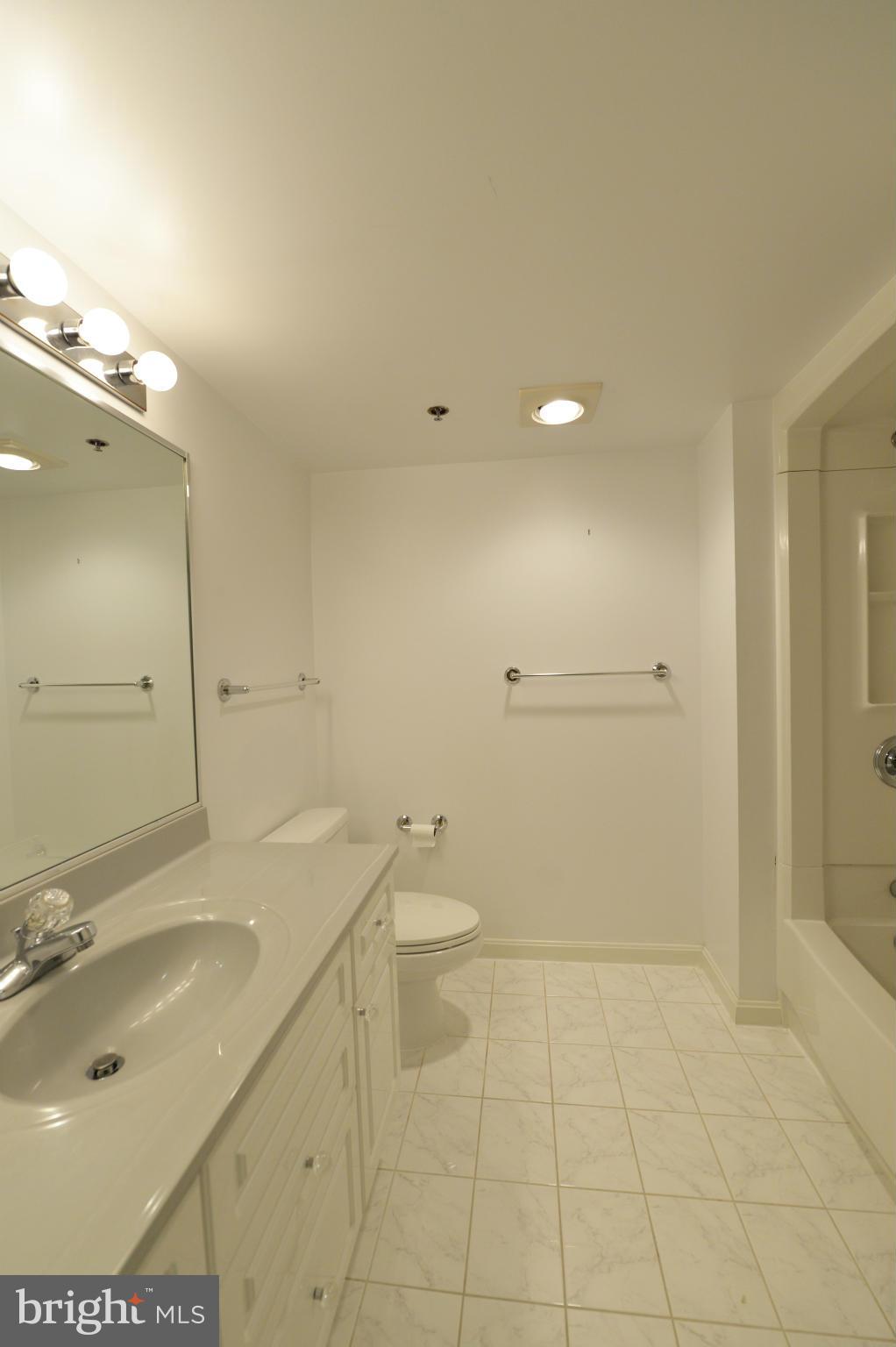 CARLYLE TOWERS - Residential