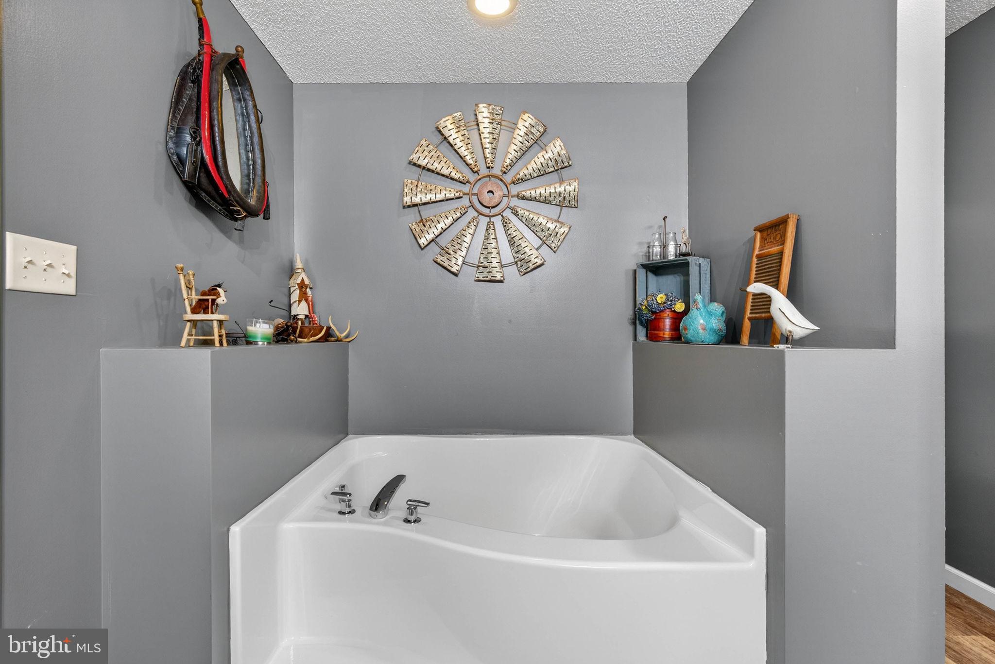 1396 JOHNNYCAKE LANE