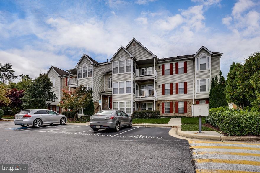 Spacious 2bdrm/2bath secured top floor Condo. Dining/Sun room w/hardwood floor & French doors leading to balcony. Kitchen w/breakfast bar. Charming community w/swimming pool, assigned parking. Conveniently located w/quick access to 95, 295, & Arundel Mills Mall.
NEW LUXURY VINYL FLOOR .
