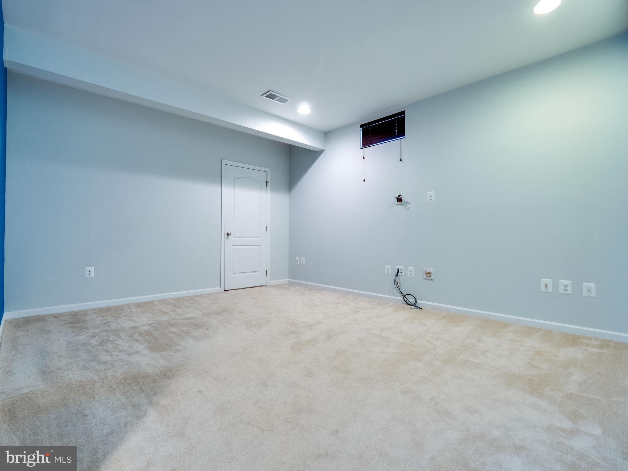 LOUDOUN VALLEY ESTATES 2 - Residential Lease