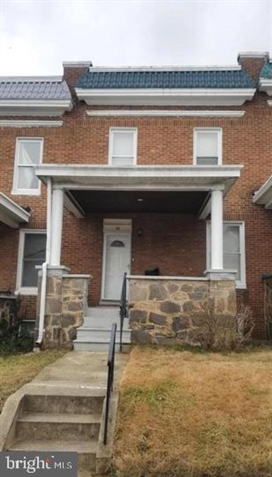 Don't miss out on this opportunity! Great investment or make it your own! Price reflects the need for a little work. Property is being sold as-is but has so much potential! Pictures are from before the previous tenant. Spacious kitchen! Large basement!