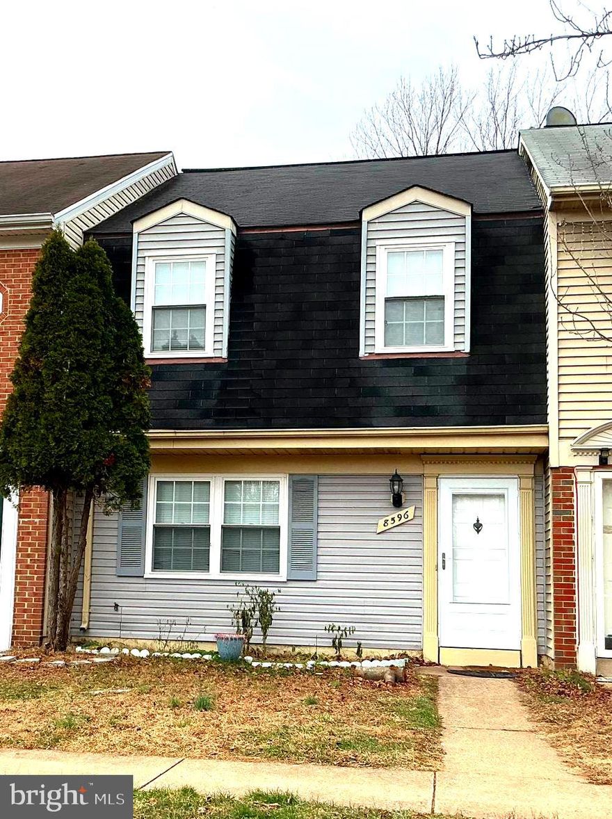 Two-level townhouse located in the heart of Manassas, conveniently situated near Liberia Avenue.
This property features three bedrooms and 1.5 bathrooms. The interior includes a living room and dining area, both finished with ceramic flooring.