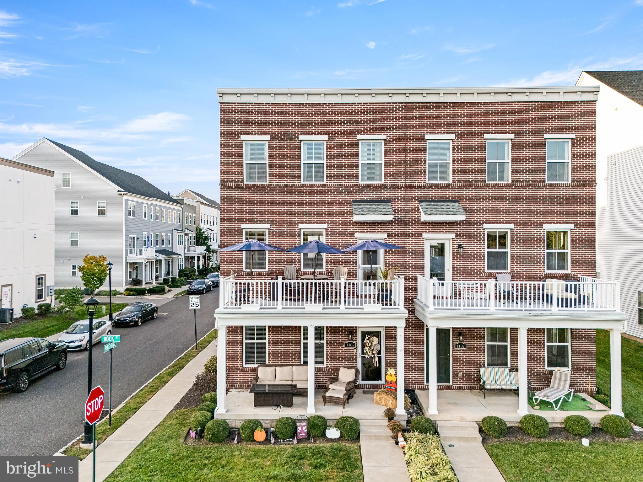 118 DOCK STREET B