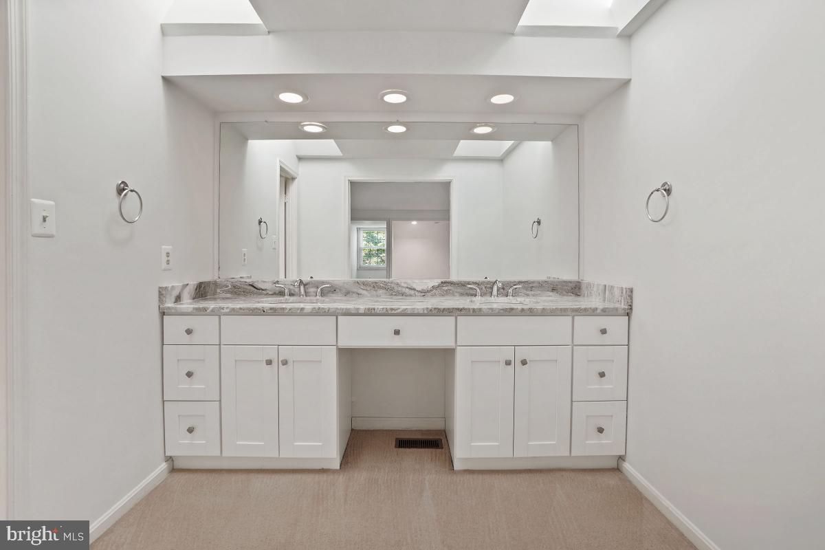 DERWOOD STATION - Residential Lease