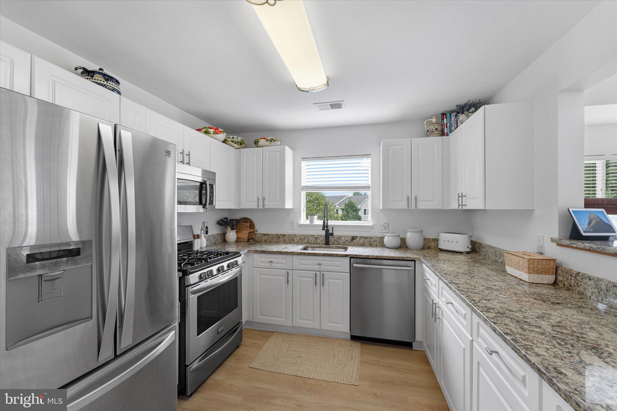 LAKESHORE CONDO - Residential