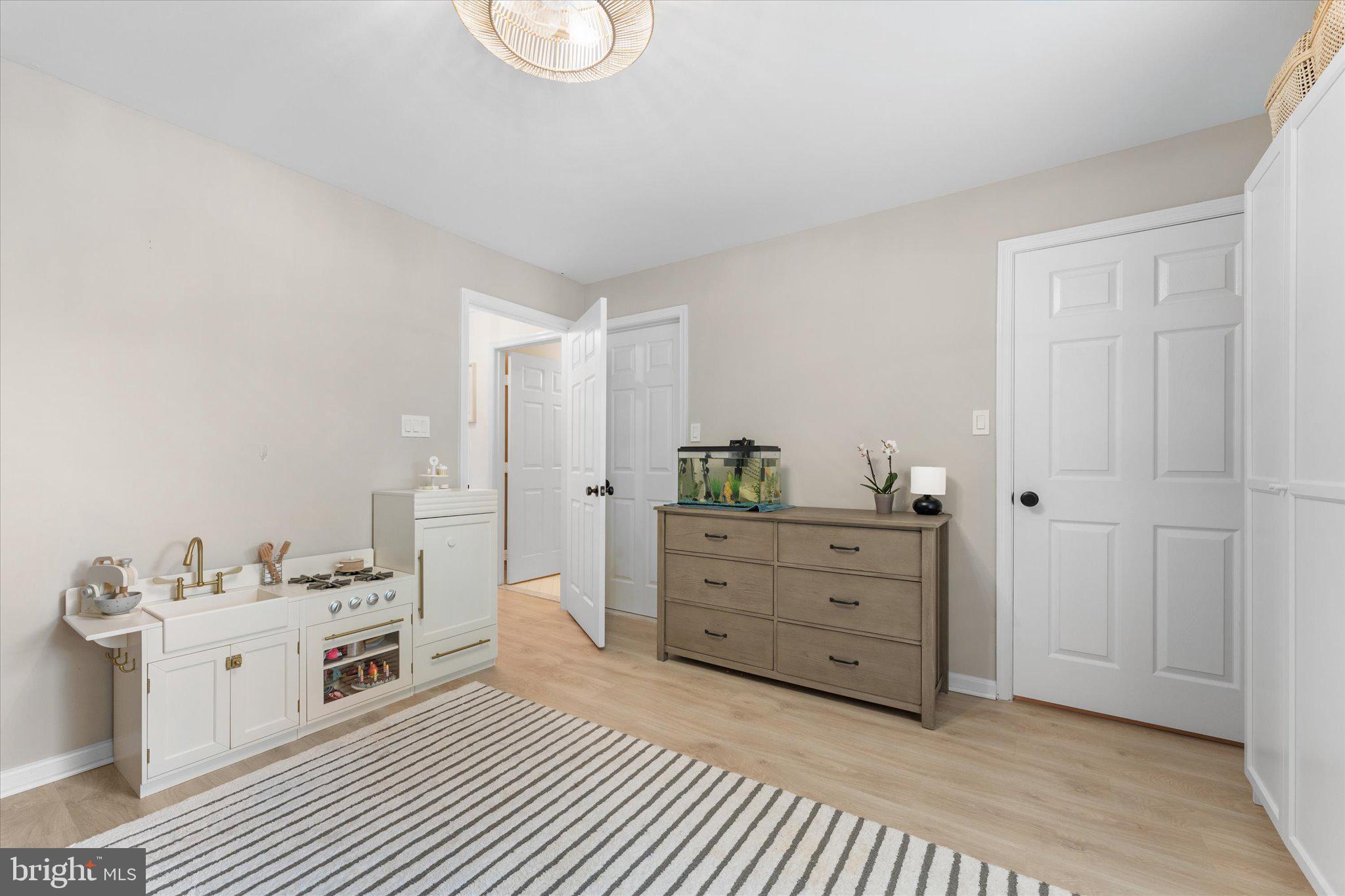 LAKESHORE CONDO - Residential
