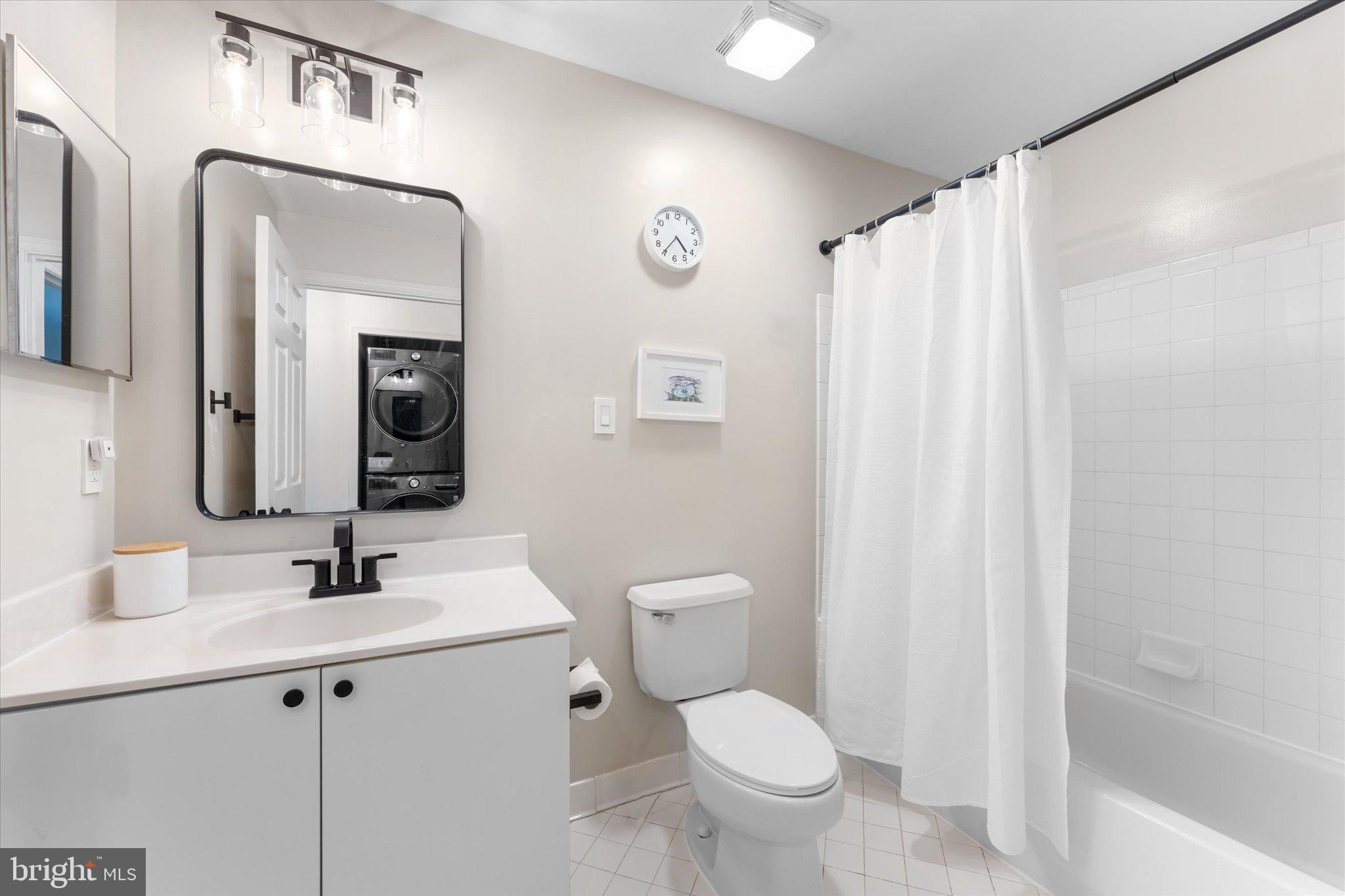 LAKESHORE CONDO - Residential