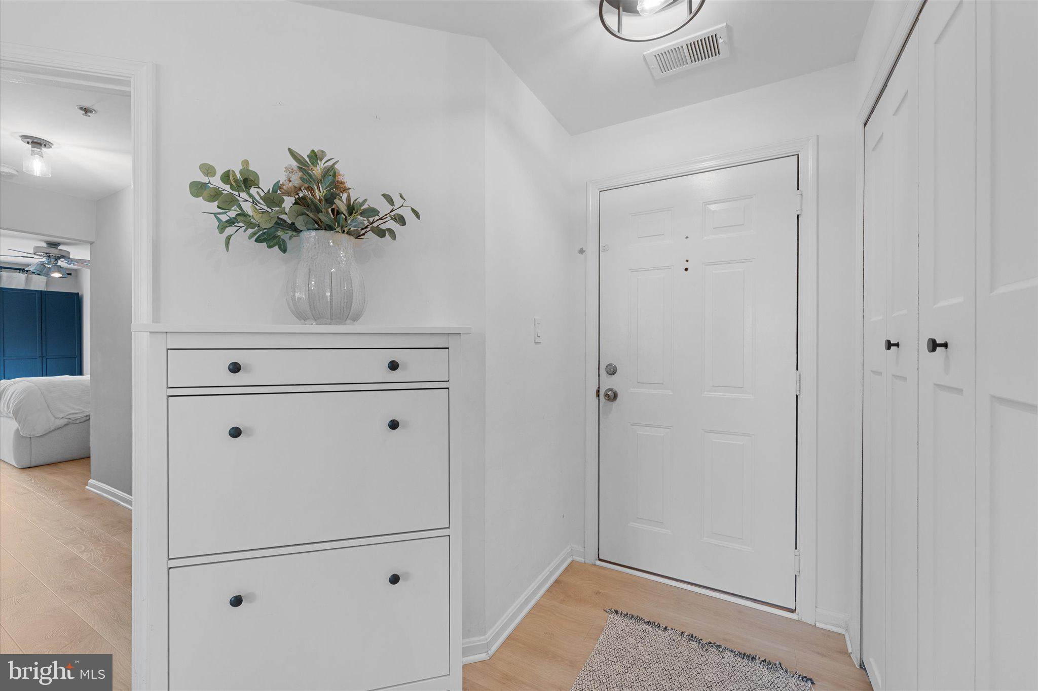 LAKESHORE CONDO - Residential