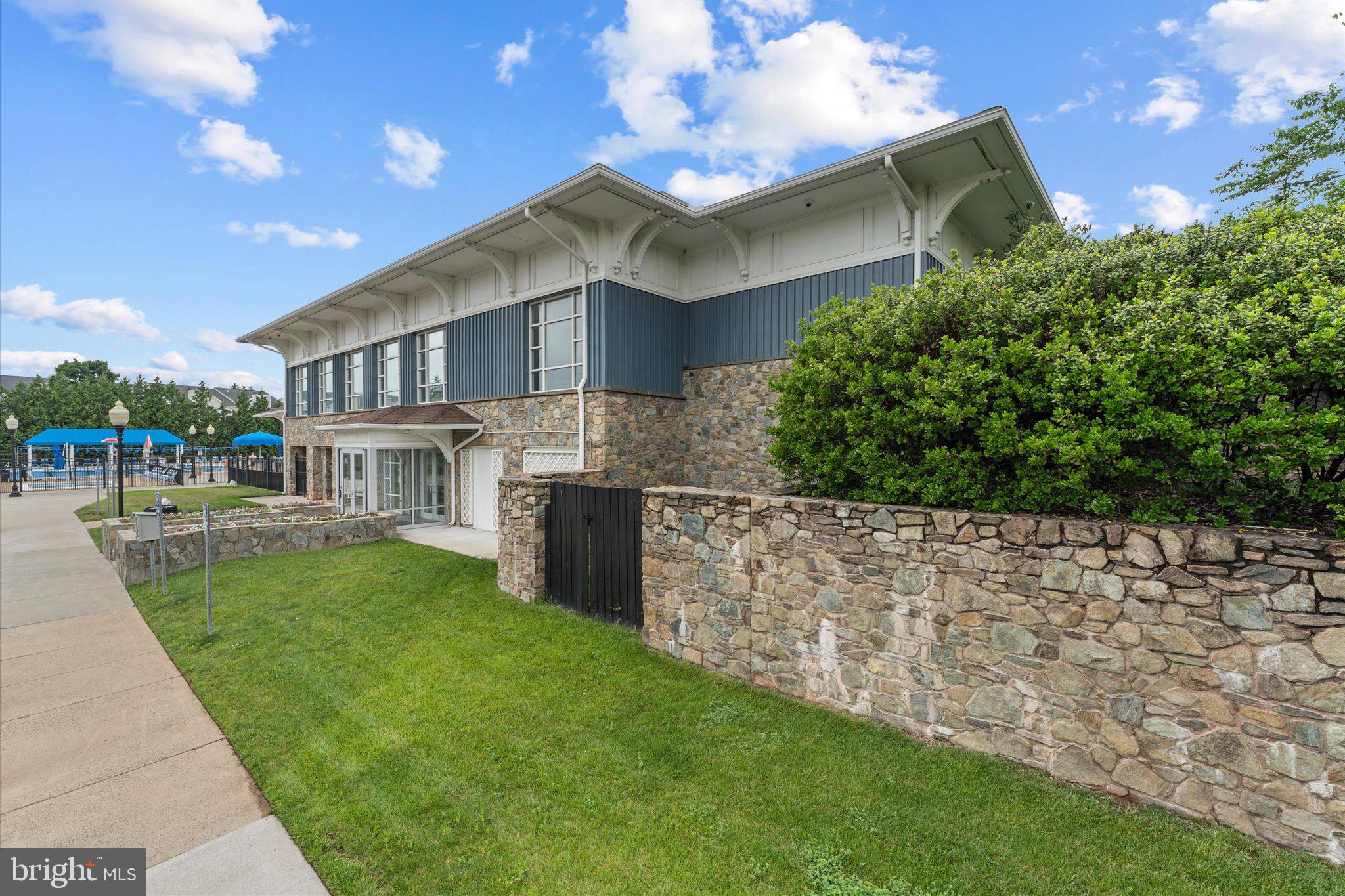 LAKESHORE CONDO - Residential