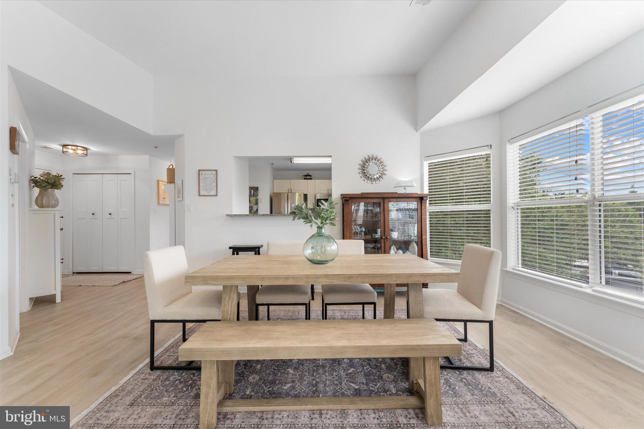 LAKESHORE CONDO - Residential