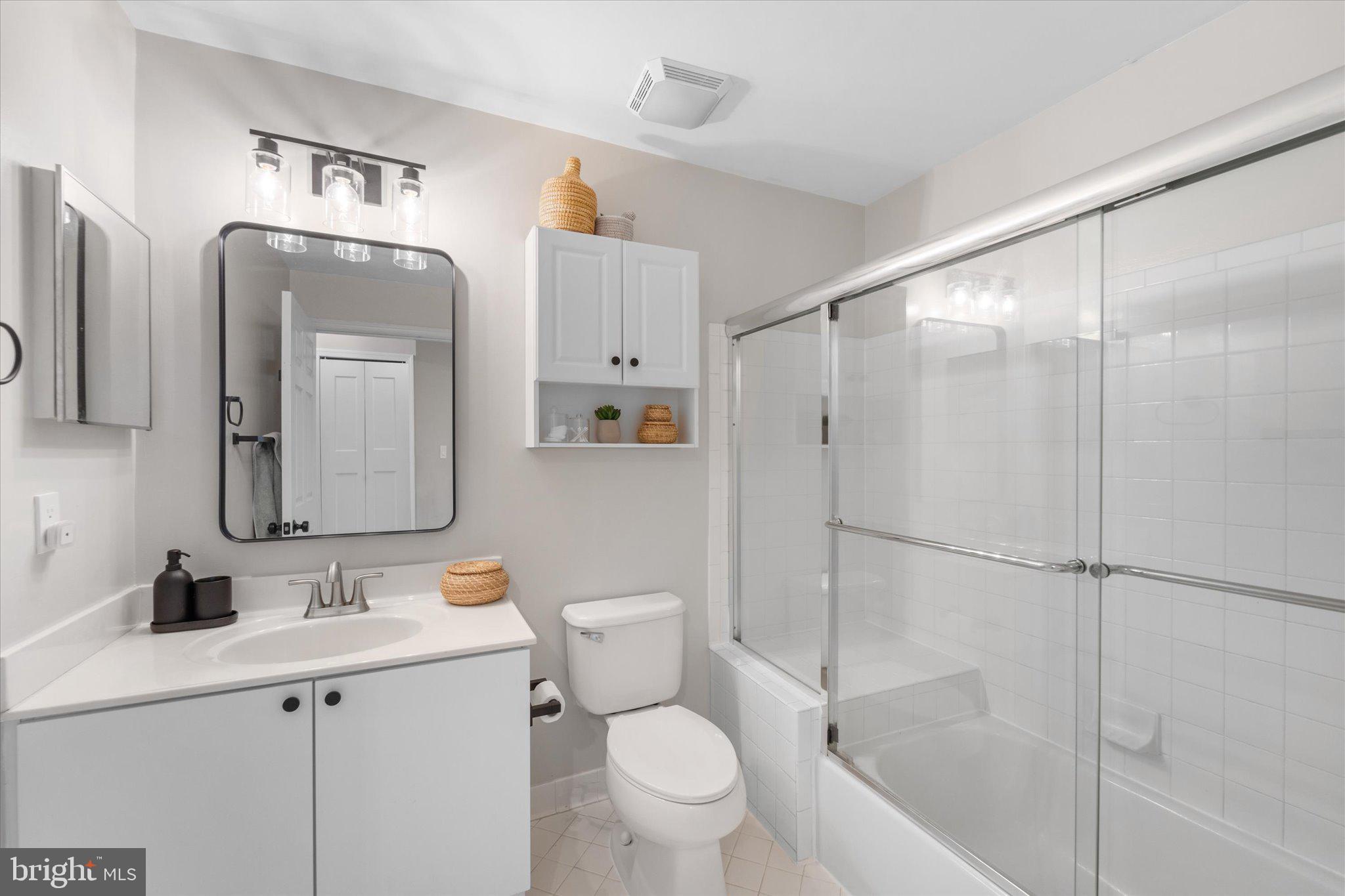LAKESHORE CONDO - Residential