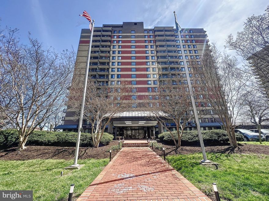 Great office space suitable for many different uses. Fantastic location on the main level of Port Royal Condominium in Old Town North. Three separate rooms, lots of windows, and a walk-in closet with shelving - perfect for storage. Walkable to restaurants, groceries, and shops. Front desk in the lobby. Parking space available.