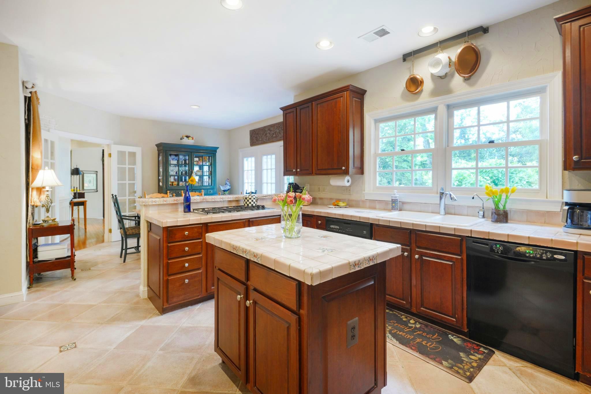 ENGLISH OAKS - Residential