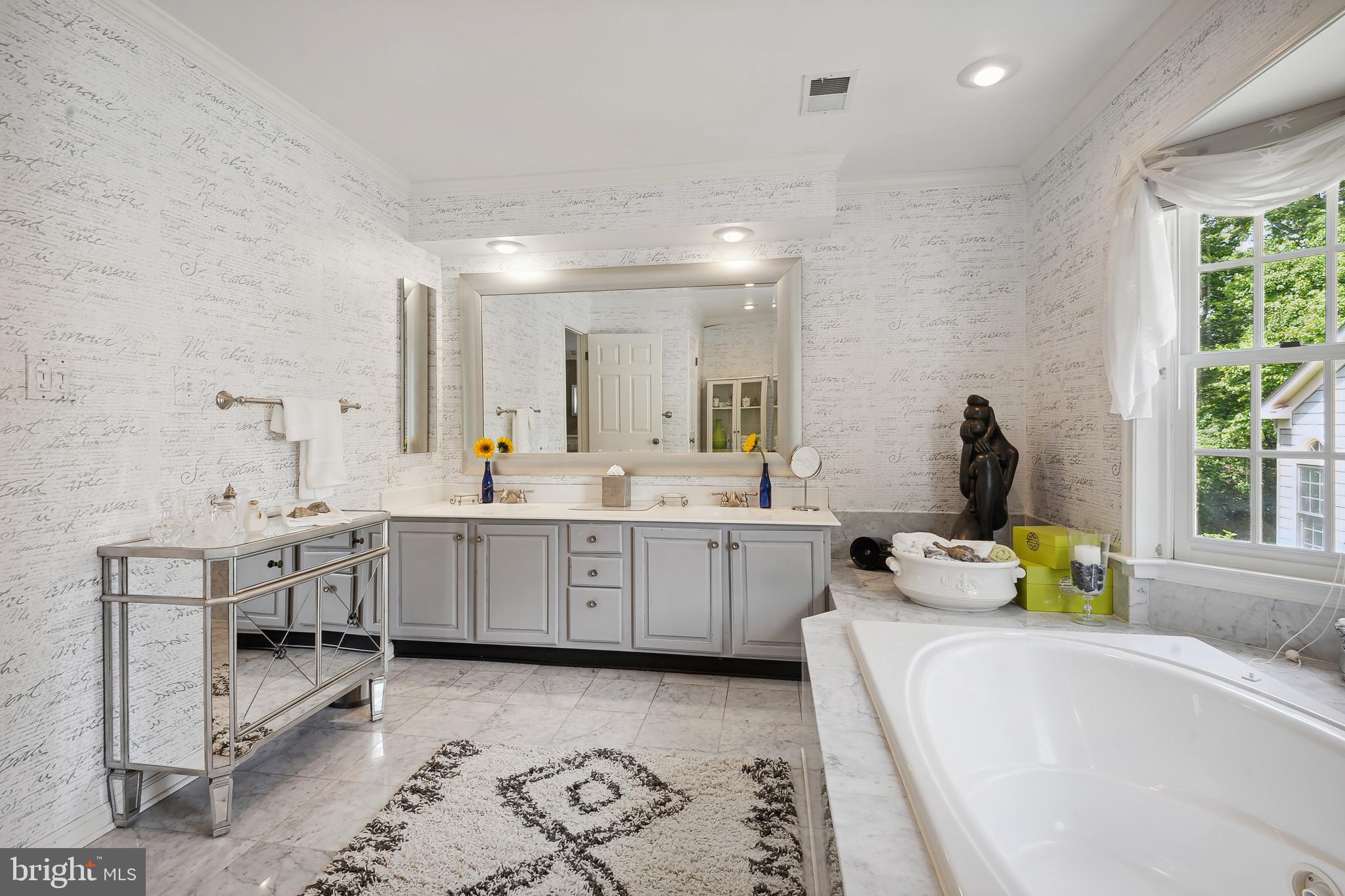 ENGLISH OAKS - Residential