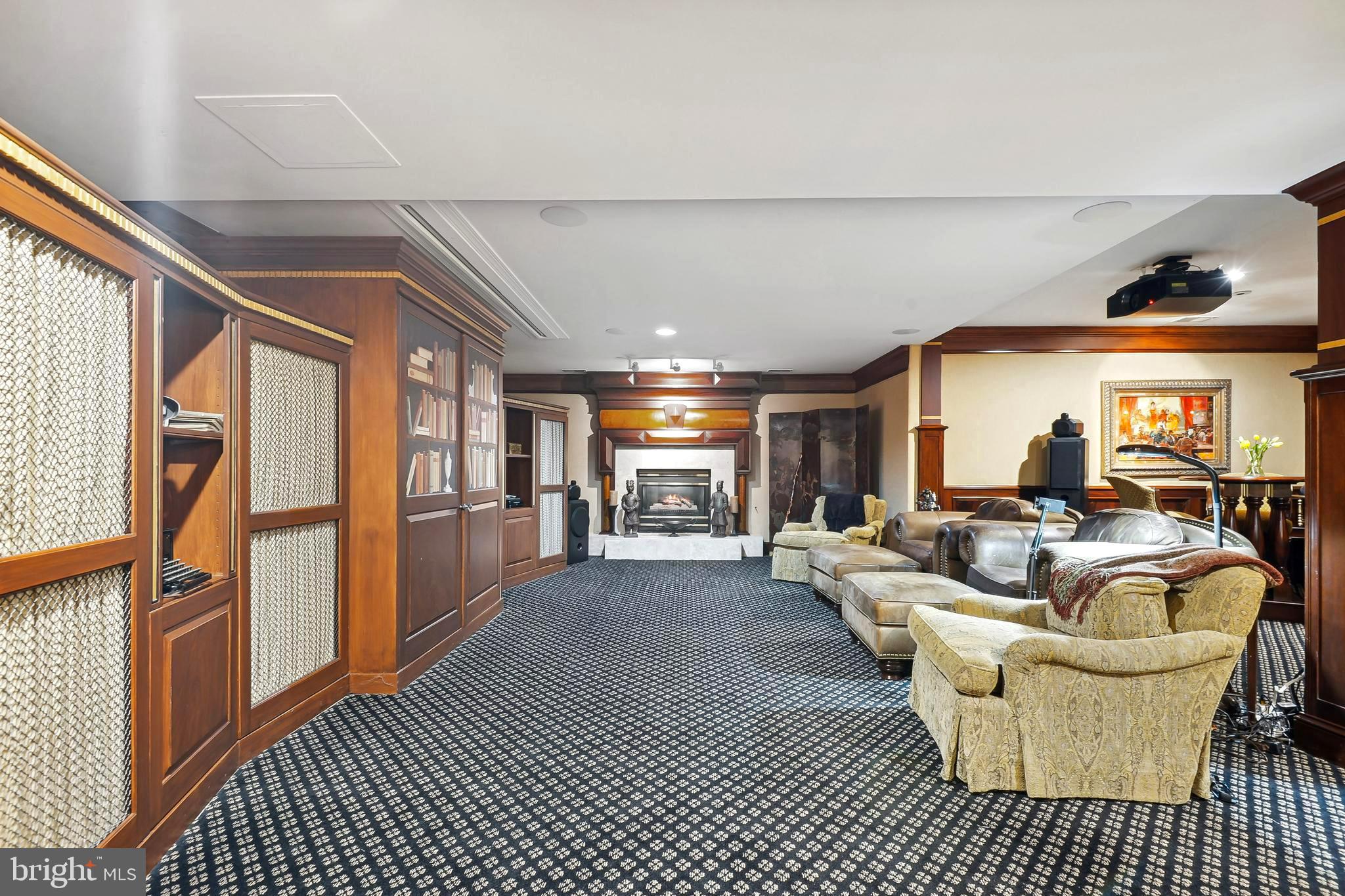 ENGLISH OAKS - Residential