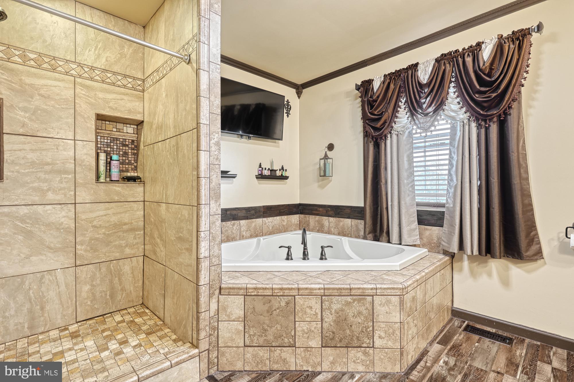LAUREL VISTAS - Residential