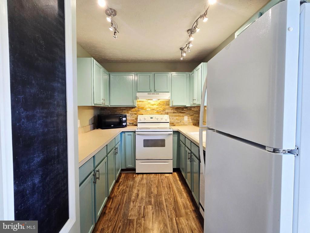 LIMESTONE COURT - Residential Lease