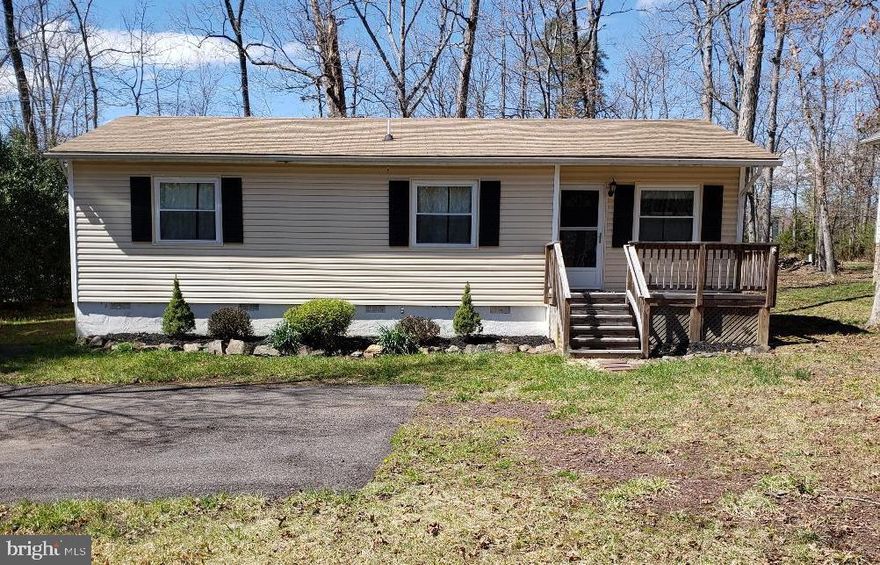 LAKE LIVING AT ITS BEST! MOVE-IN READY, CUTE RAMBLER WITH 3 BEDROOMS, 2 FULL BATHS. MASTER HAS ATTACHED BATH WITH WALK-IN CLOSET. KITCHEN HAS GRANITE COUNTER TOPS AND STAINLESS   STEEL APPLIANCES. WALK TO ONE OF MANY COMMUNITY BEACHES. ENJOY THE CLUBHOUSE WITH ONE OF TWO POOLS IN THE COMMUNITY. TAKE YOUR KIDS AND ENJOY ONE OF THE COMMUNITY PARKS. EAT AT THE CLUBHOUSE OR FAREWAYS CAFE IN THE COMMUNITY. WORK-OUT IN THE GYM AT THE CLUBHOUSE. YOU CAN BRING YOUR HORSE& BOAT, AND ENJOY GOLFING IN YOUR OWN COMMUNITY! SECURITY 24/7! COMMUNITY HAS A FIRE DEPARTMENT TOO! CLOSE TO SHOPPING AND GROCERY STORE!