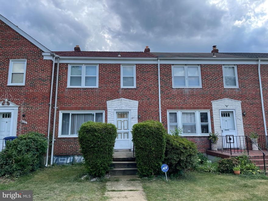 Well-maintained 3 BR interior townhouse in Northwood. Finished basement with laundry room. Eat-in kitchen and separate dining room. Deck with fenced rear yard. Convenient to schools, colleges, shopping, and city bus lines. 
SEE TODAY TO MAKE THIS HOME YOURS!