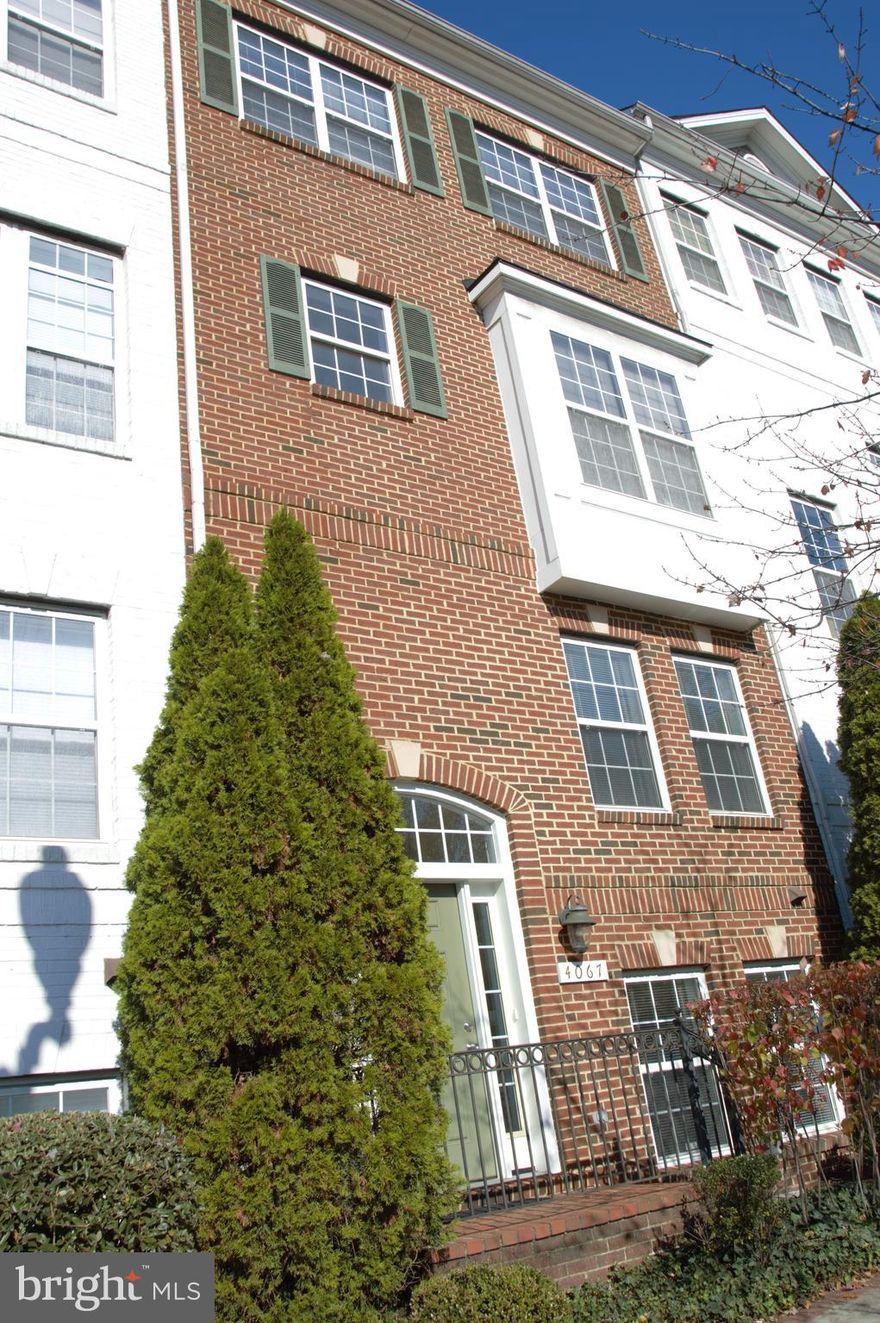 Beautiful 4 level luxury townhome, 3 Bedrooms 2.5 full baths in the heart of Arlington. Wood flooring throughout the main level, Gas fireplace, walk out deck, kitchen with hardwood floor, granite counters, recessed light. Master bedroom private path with double sink, walk in closet, carpet, plenty storage. New water heater. Easy commute to the Pentagon, and DC.  walking distance to Ft Myers, National Guard. shopping, restaurants and public transportation.