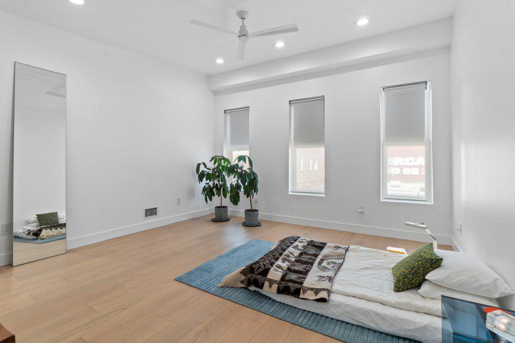 HIGHLANDTOWN - Commercial Sale