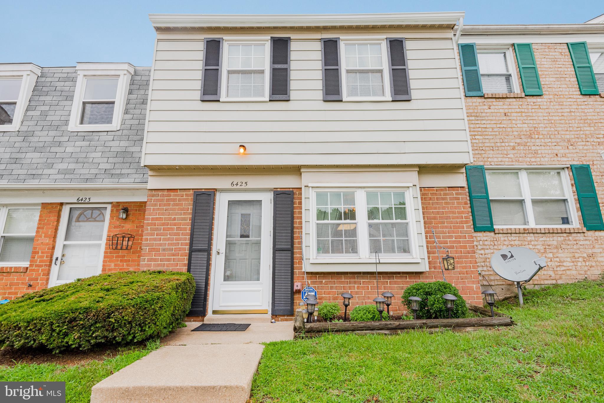Heritage Hills Townhouse won't last long! Spacious Living and Dining room with walk through kitchen. Large bedrooms with plenty of storage space. Fenced in backyard for extra privacy! Neighborhood offers community pool with clubhouse and lots lots more! Must see!
