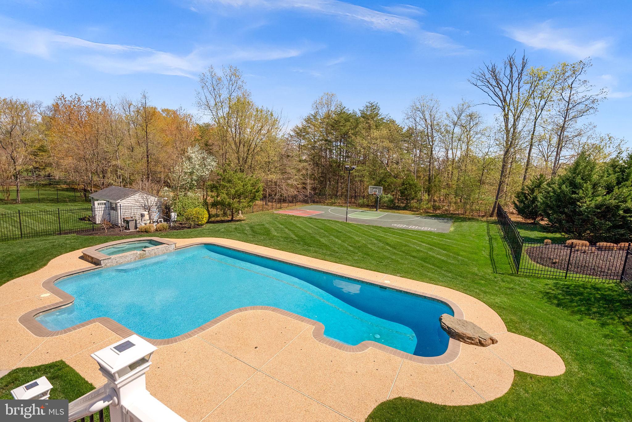 VANTAGE POINTE - Residential