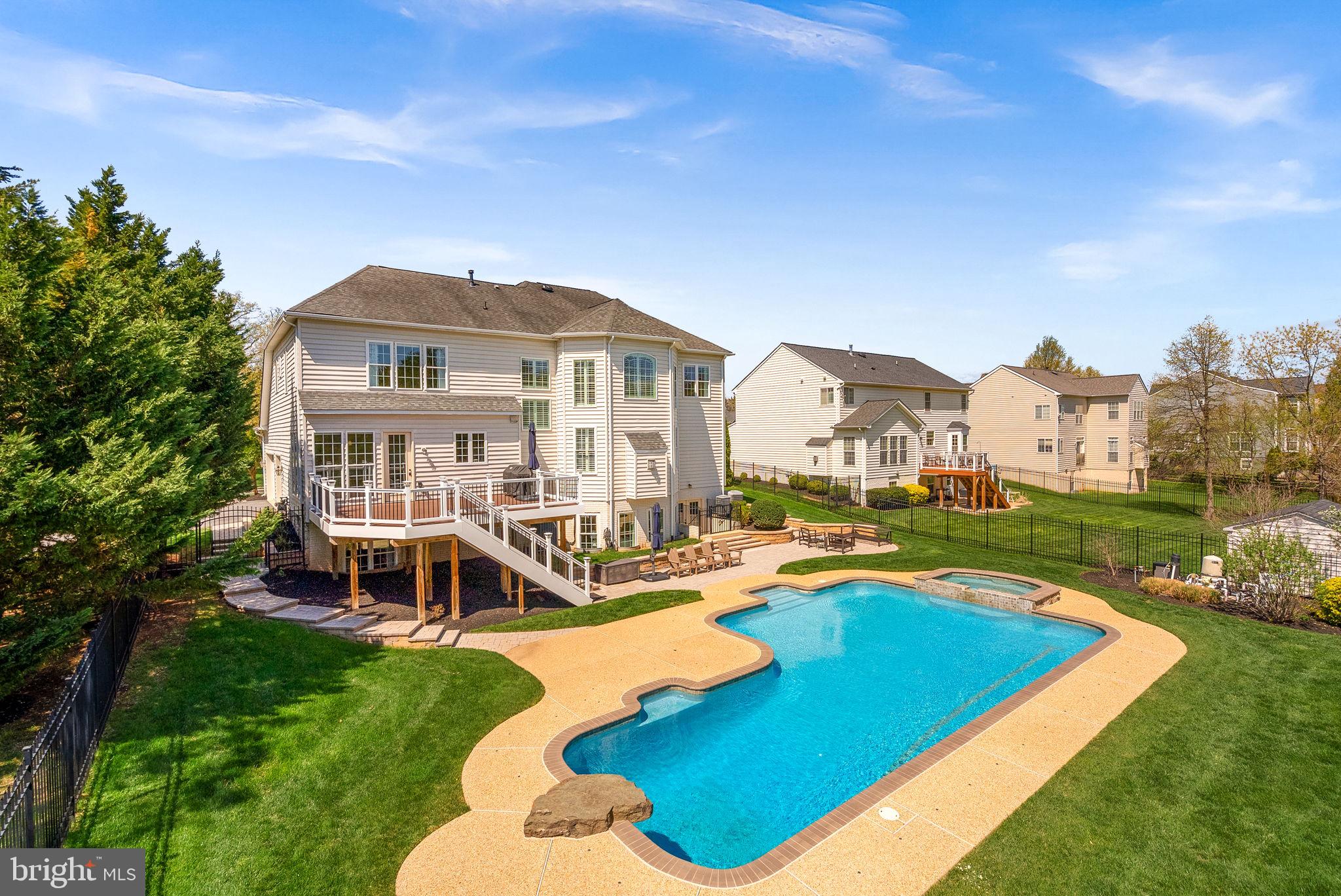 VANTAGE POINTE - Residential