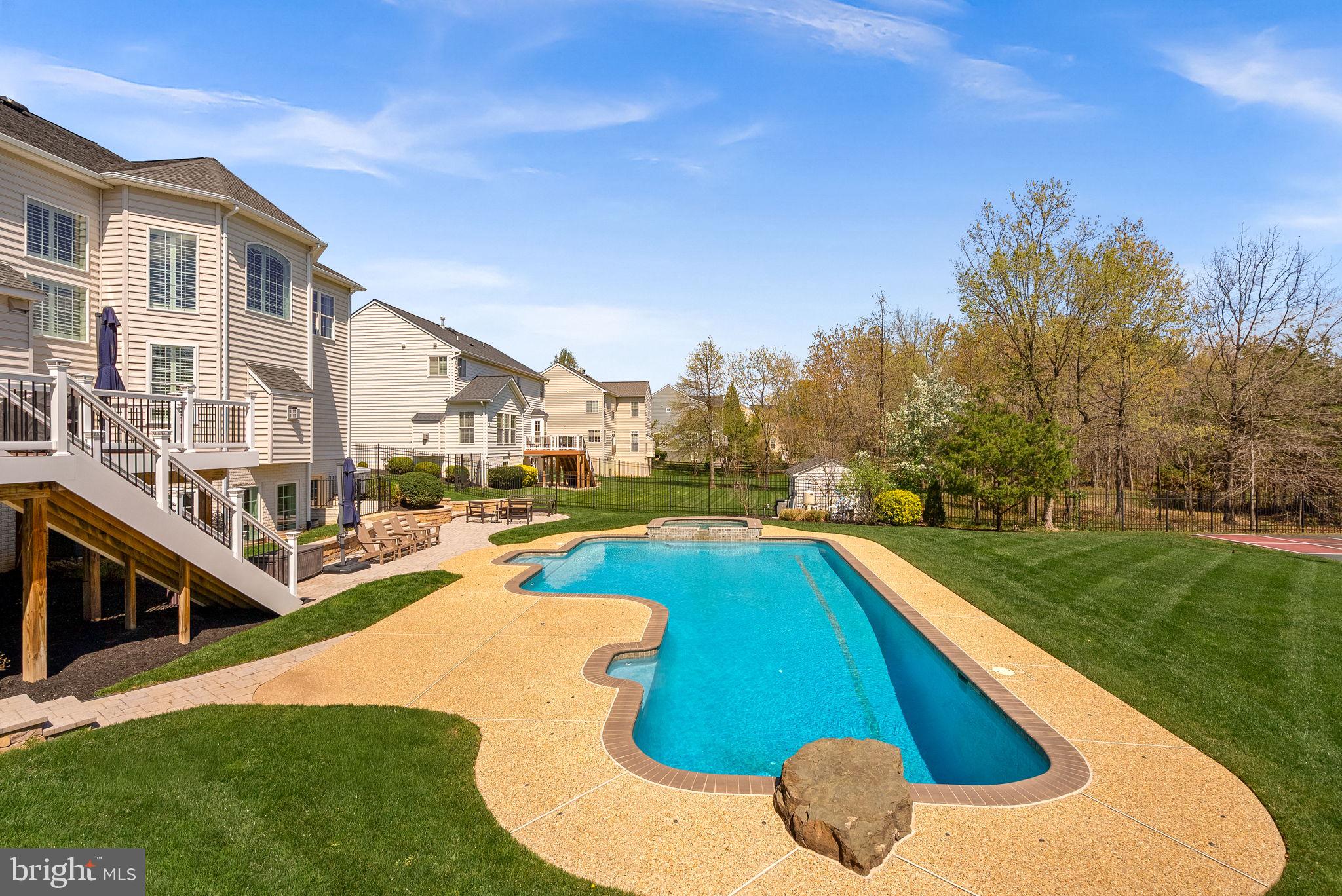 VANTAGE POINTE - Residential