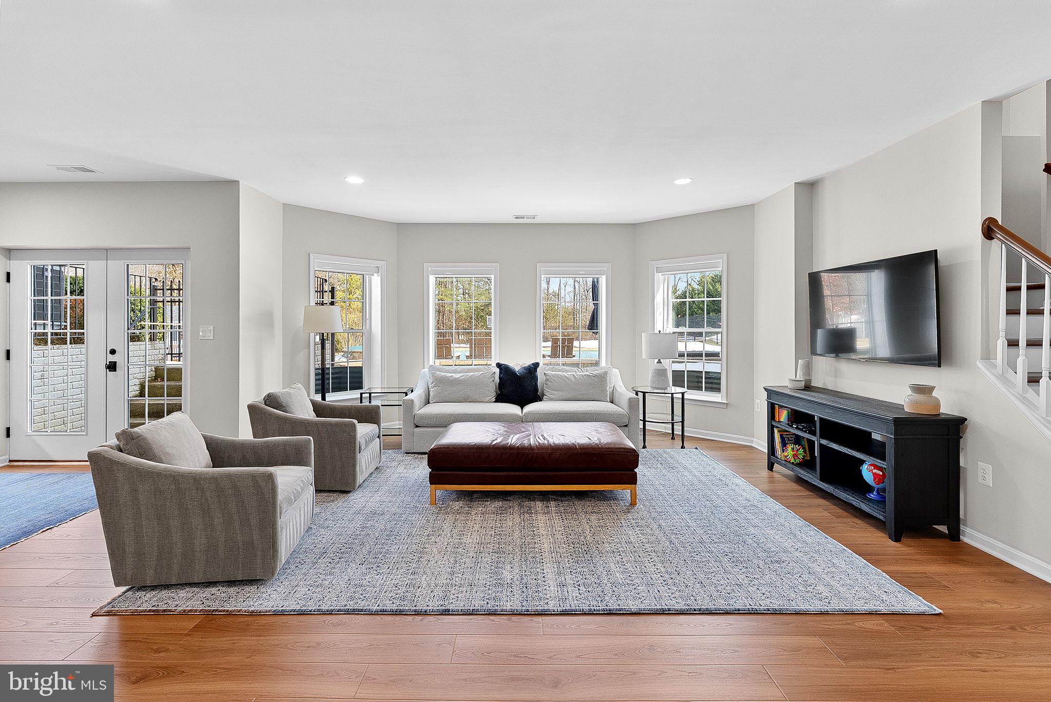 VANTAGE POINTE - Residential